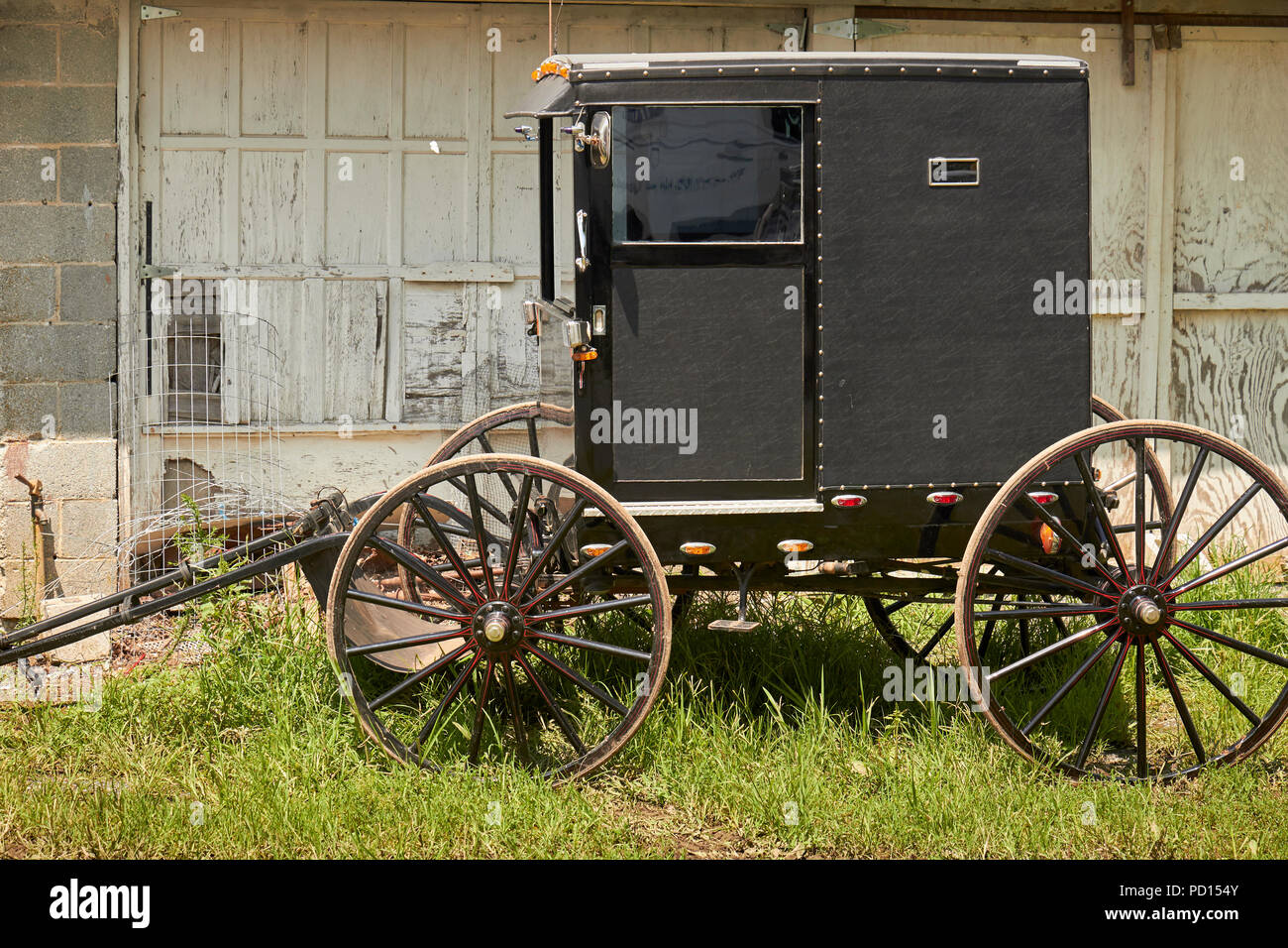 Un nero, vecchio ordine mennonita buggy da Lancaster County, Pennsylvania, USA. Non Amish! Foto Stock