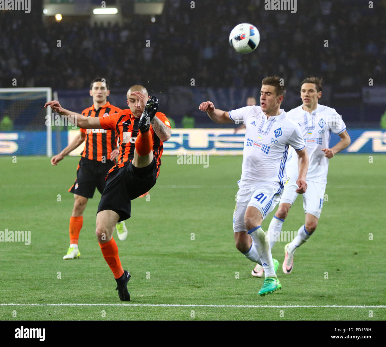 KHARKIV, Ucraina - 17 Maggio 2017: Yaroslav Rakytskyi di Shakhtar Donetsk (L) combatte per una sfera con Artem Besedin di Dynamo Kyiv durante il loro calice del Regno Unito Foto Stock