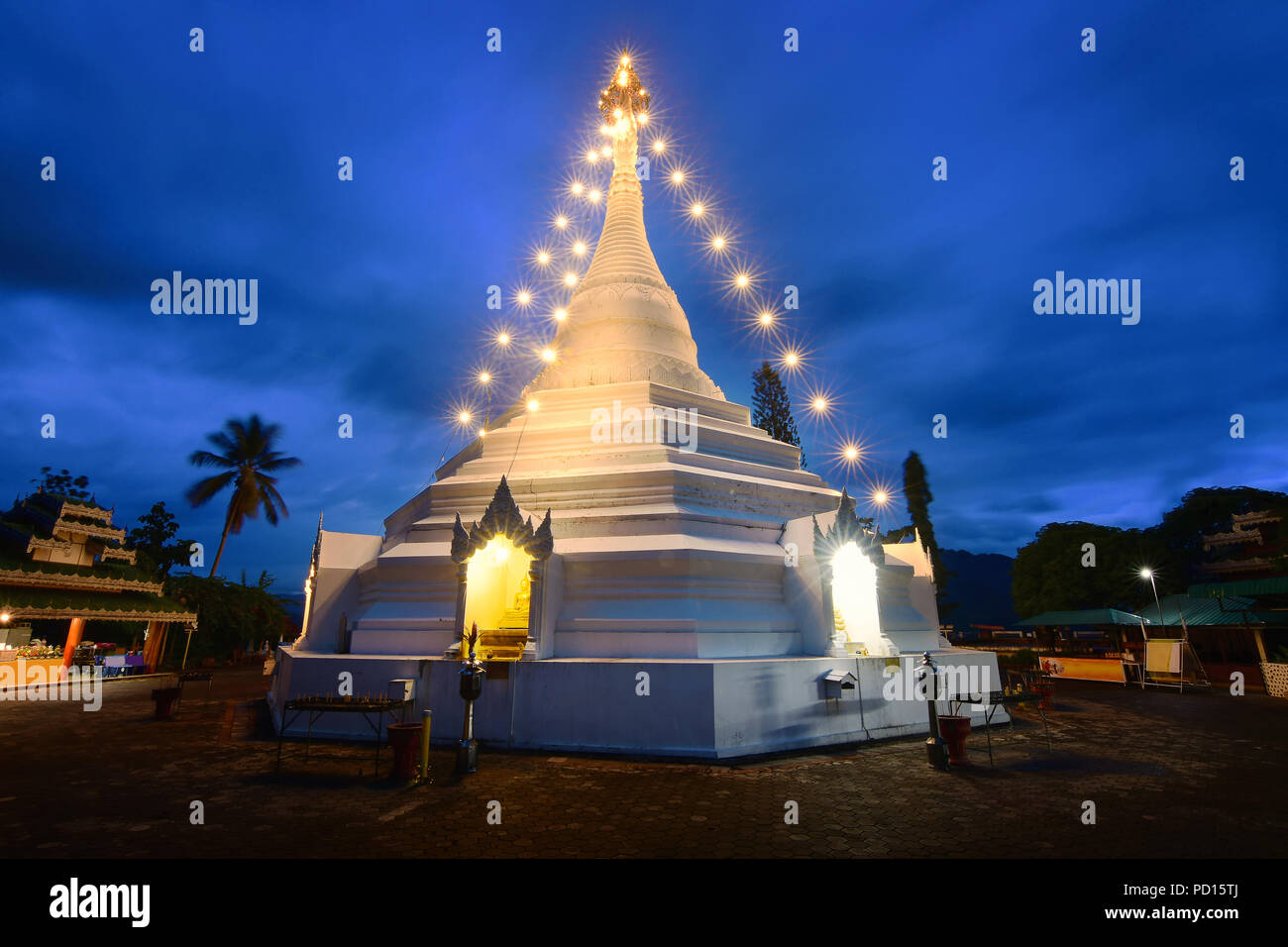 Phra That Doi Kong Mu Pagoda in Twilight time. È un posto bellissimo e una grande attrazione turistica di Mae Hong Son, Thailandia. Foto Stock