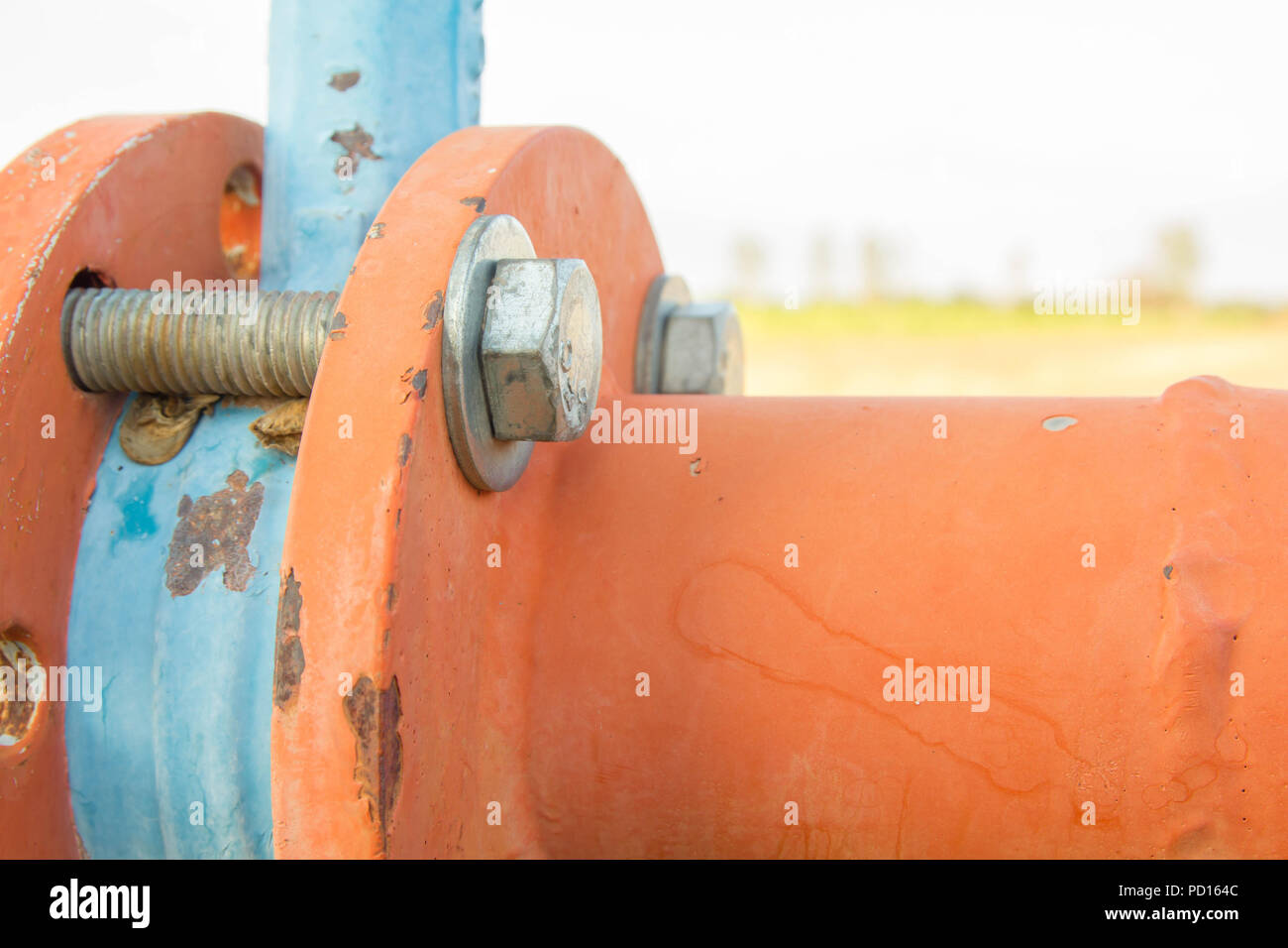 Tubi in acciaio e giunti di un'acqua di irrigazione Foto Stock