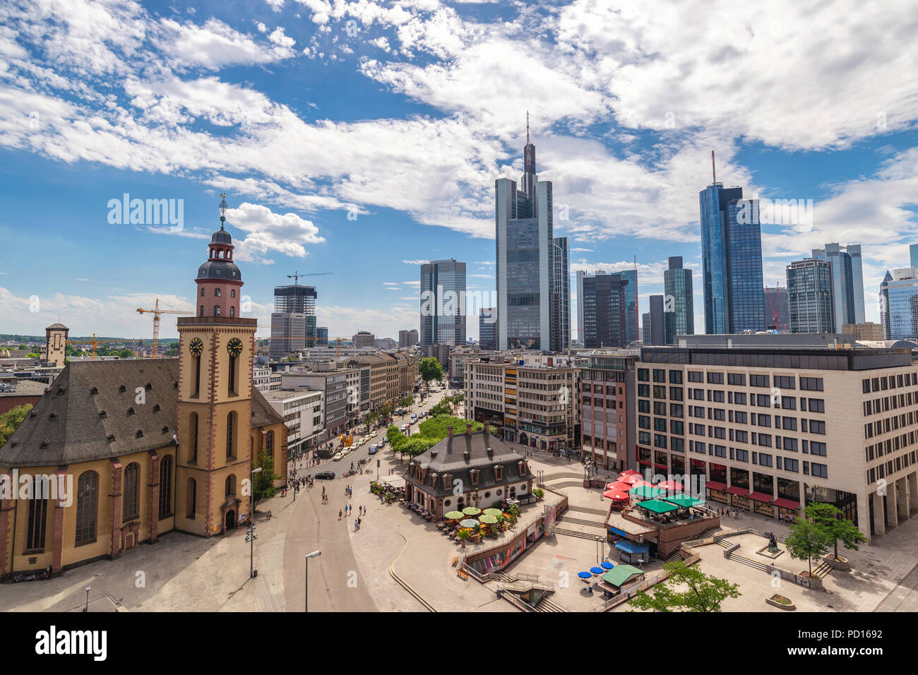 Francoforte vista aerea dello skyline della città al quartiere degli affari, dei grattacieli di Francoforte Germania Foto Stock