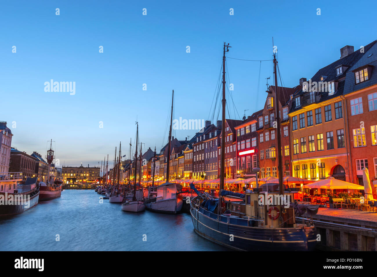 Notte di Copenaghen dello skyline della città al porto di Nyhavn, Copenhagen DANIMARCA Foto Stock