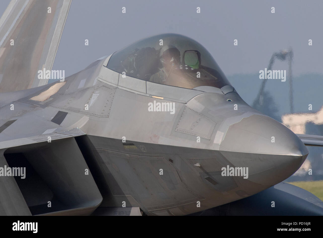 Un F-22 Raptor taxi verso il basso la Flightline a Yokota Air Base, Giappone, 17 luglio 2018. La F-22 Raptor è una quinta generazione di fighter incorporante la quarta generazione di tecnologia stealth, radicale capacità di manovra, la possibilità di volare a velocità supersonica senza postcombustione e pilota senza precedenti la consapevolezza situazionale e rendendo più dominante e funzioni avanzate di superiorità aerea fighter nel mondo. (U.S. Air Force foto di Yasuo Osakabe) Foto Stock