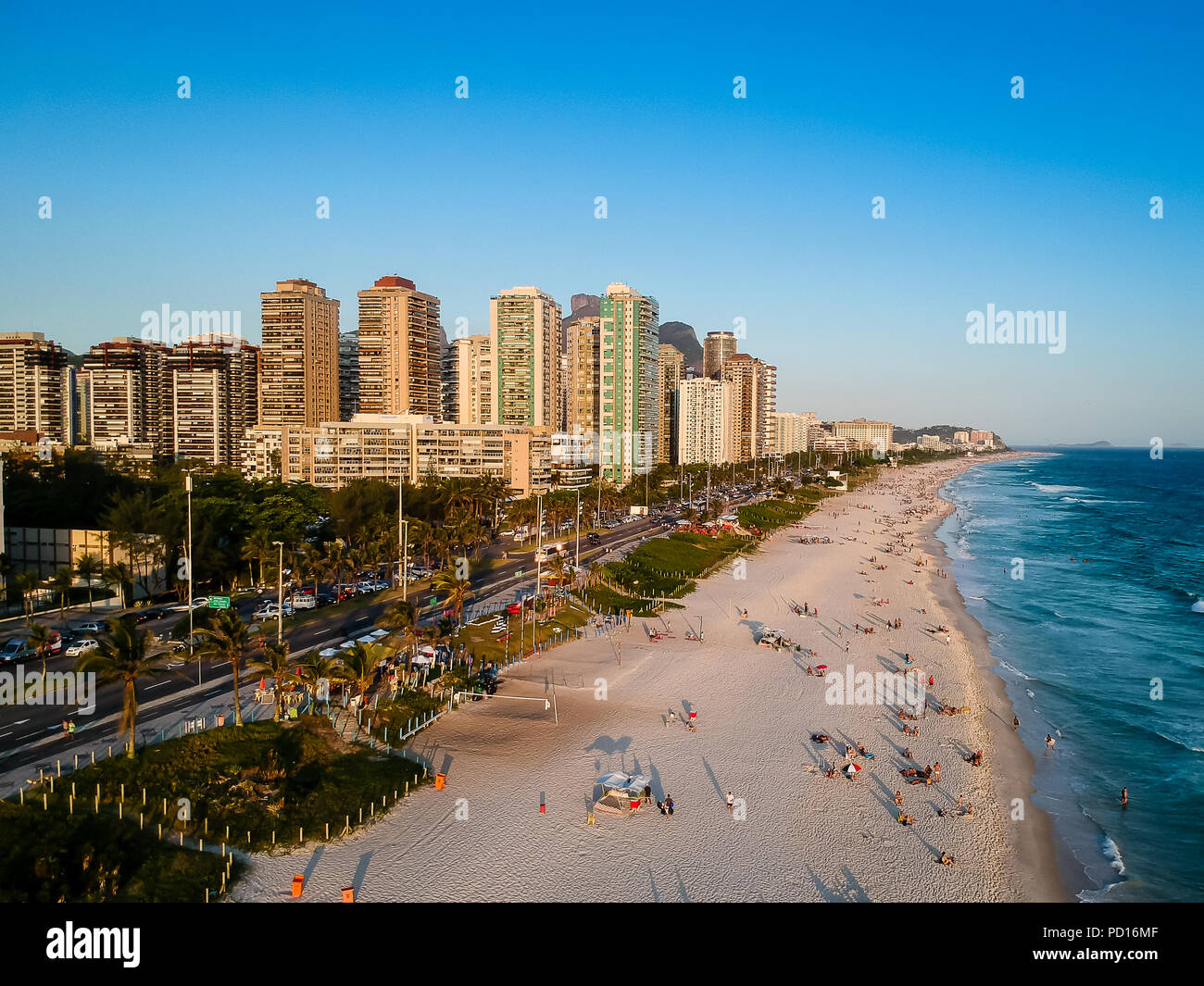 Vista aerea di La spiaggia di Barra da Tijuca durante il tardo pomeriggio. Rio de Janeiro, Brasile. Foto Stock