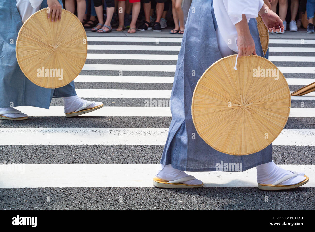 Giapponese uomini su una sfilata di Gion Matsuri, Kyoto, Giappone Foto Stock