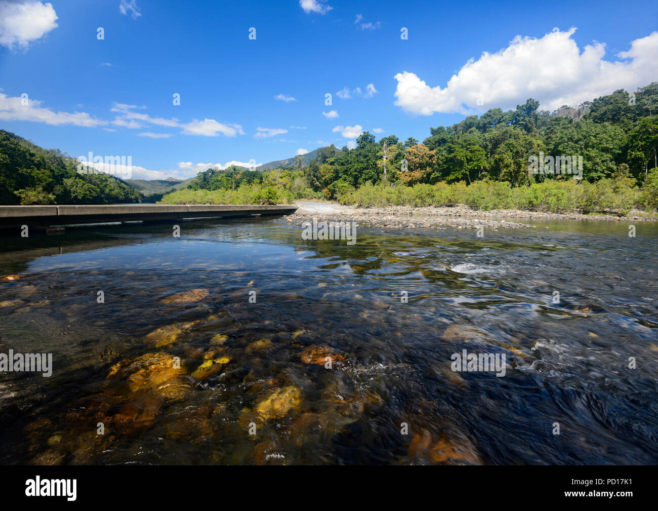 Rocce colorate in alveo del Fiume Mulgrave, Goldsborough Valley, estremo Nord Queensland, FNQ, QLD, Australia Foto Stock