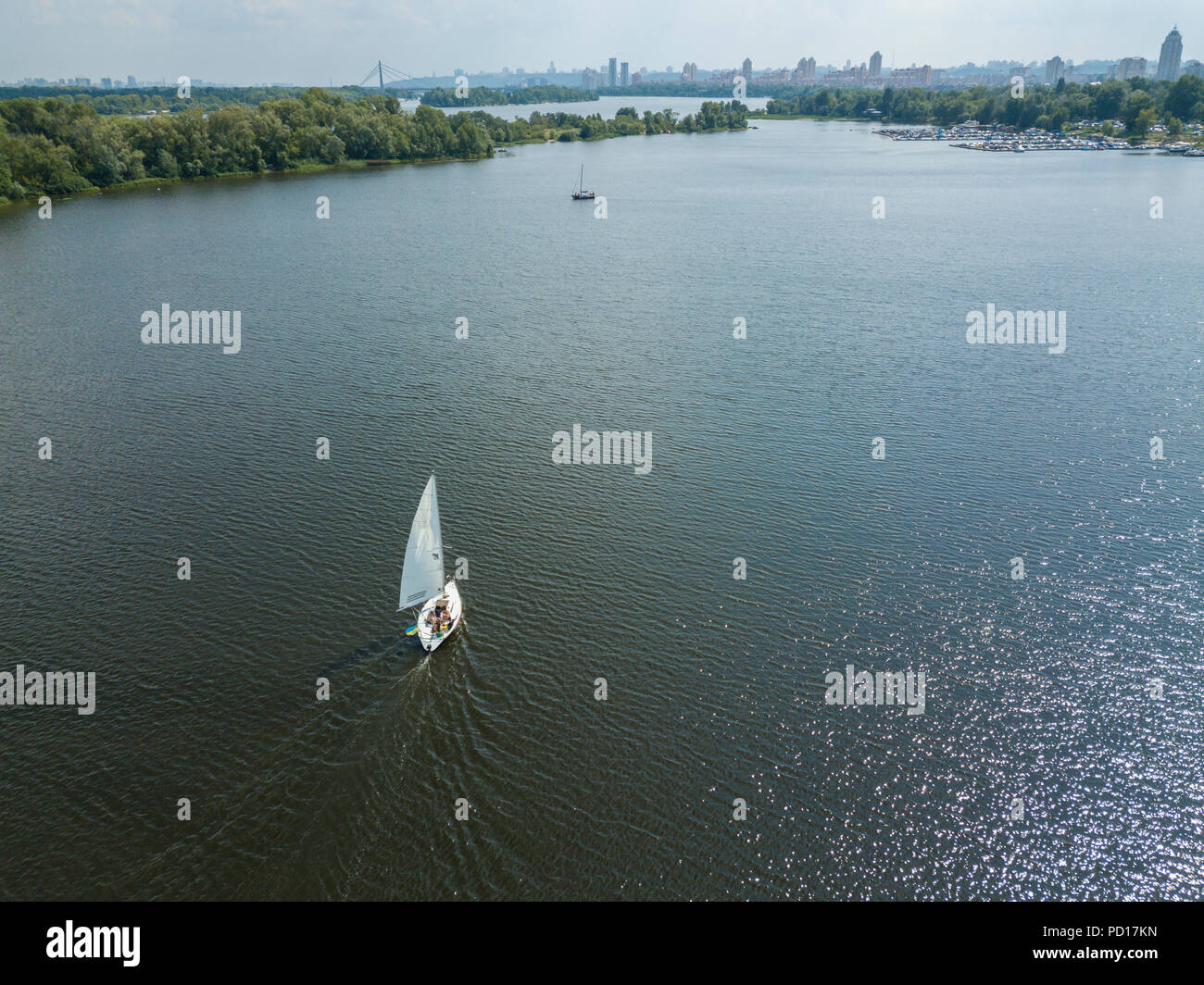 Vista aerea di un windsurf galleggiante su un fiume Foto Stock