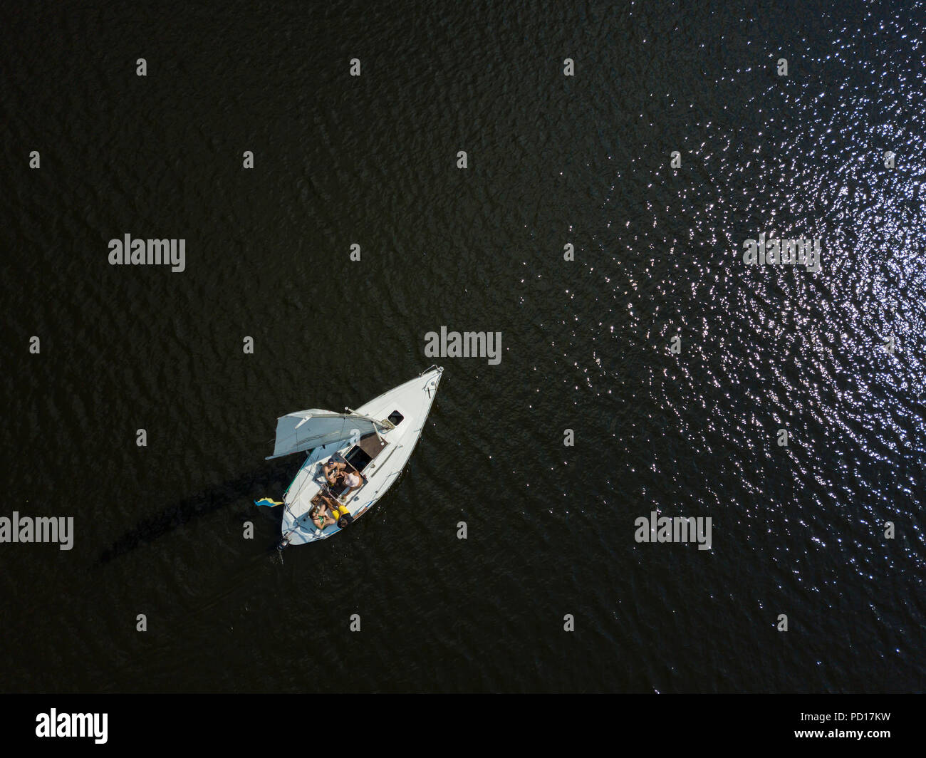 Vista aerea di un windsurf galleggiante su un fiume Foto Stock