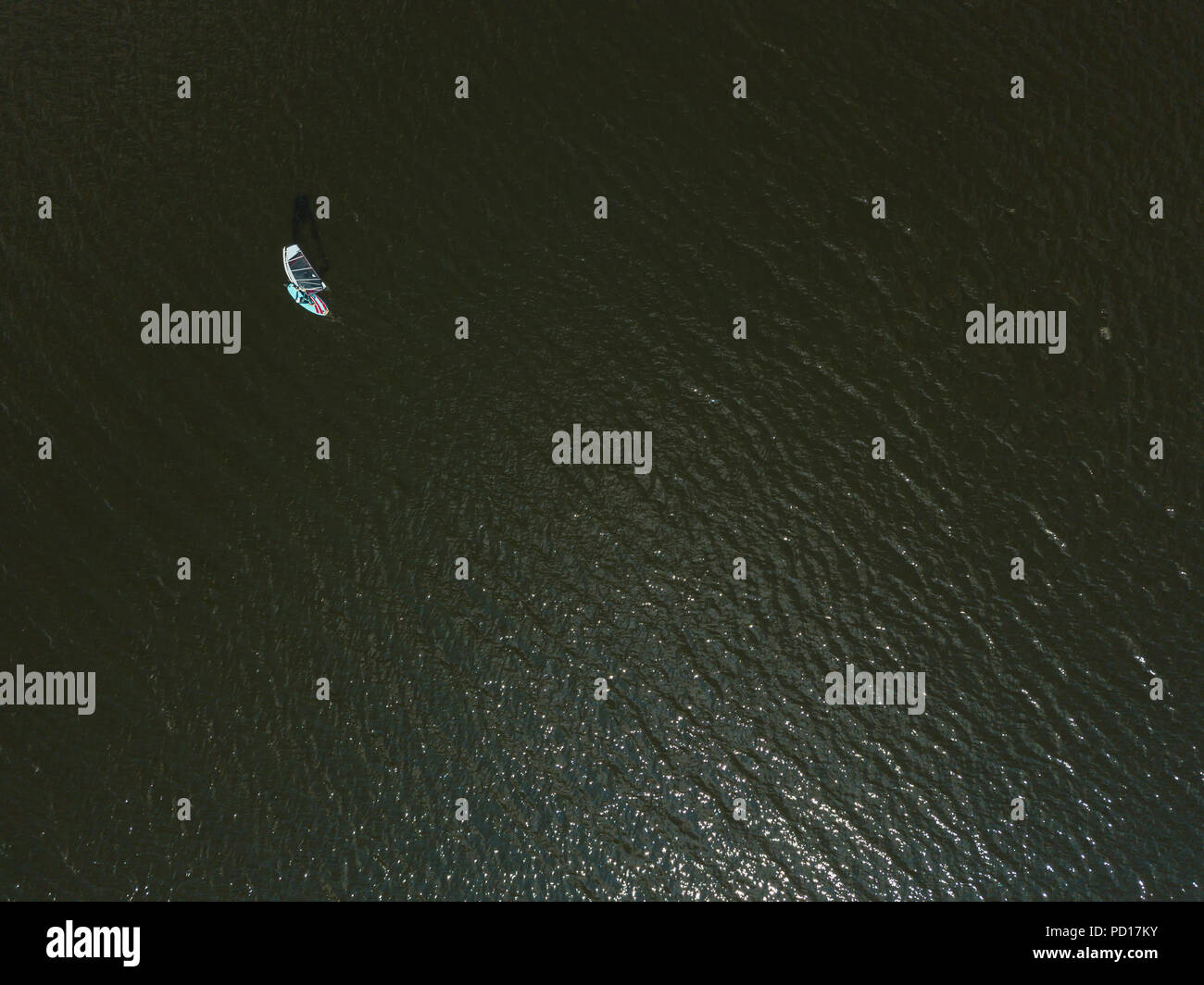 Vista aerea di un windsurf galleggiante su un fiume Foto Stock