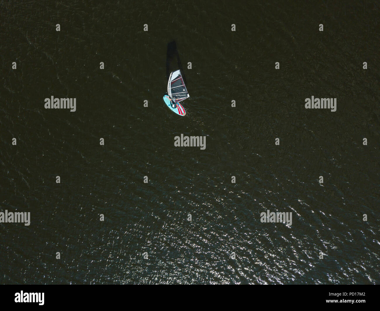 Vista aerea di un windsurf galleggiante su un fiume Foto Stock