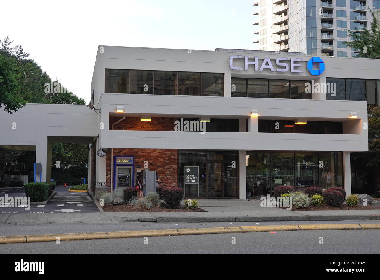 Chase Bank Building, ATM e drive-thru nel centro di Bellevue, WA, USA; agosto 2018 Foto Stock