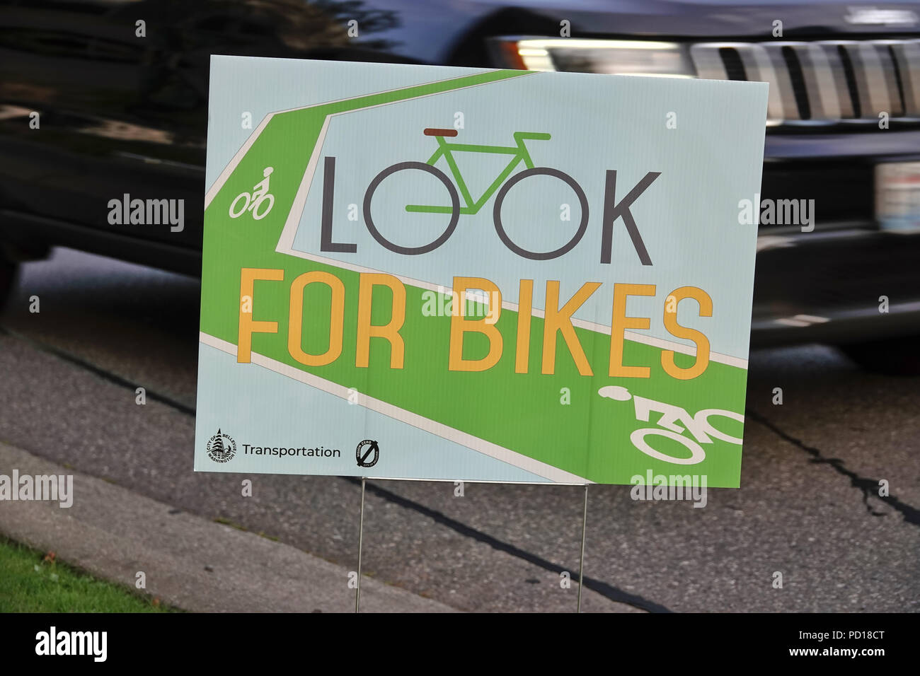 'Look per bici' segno vicino a una strada a Bellevue, WA, Stati Uniti d'America Foto Stock