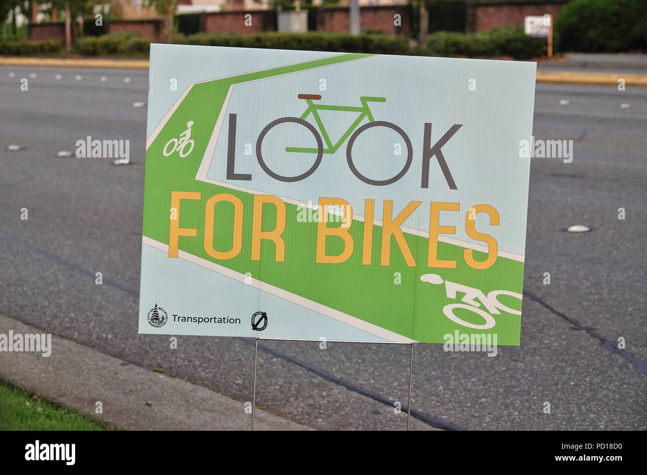 'Look per bici' segno vicino a una strada a Bellevue, WA, Stati Uniti d'America Foto Stock