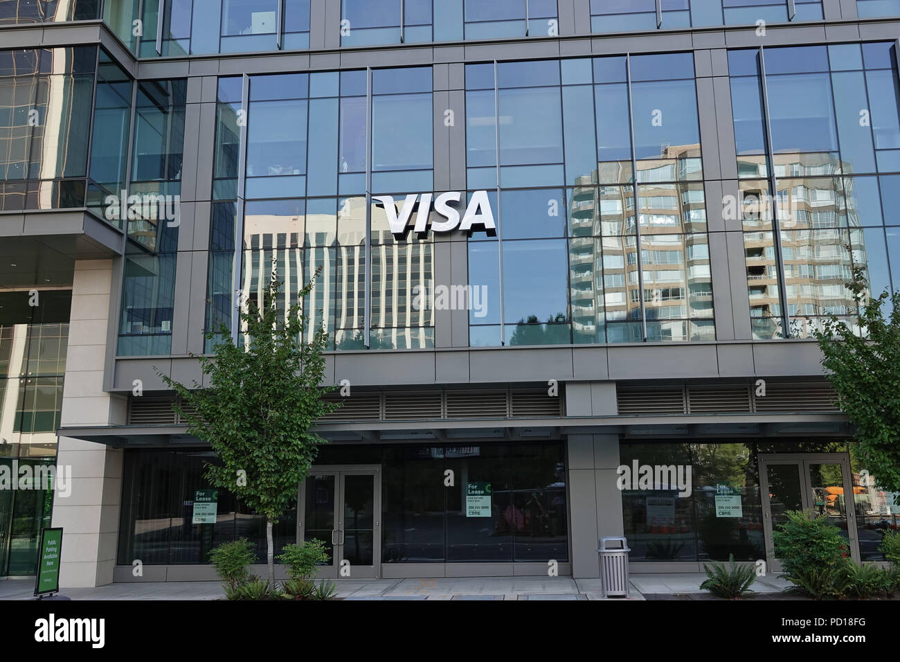Logo VISA in un edificio nel centro di Bellevue, WA, Stati Uniti d'America Foto Stock