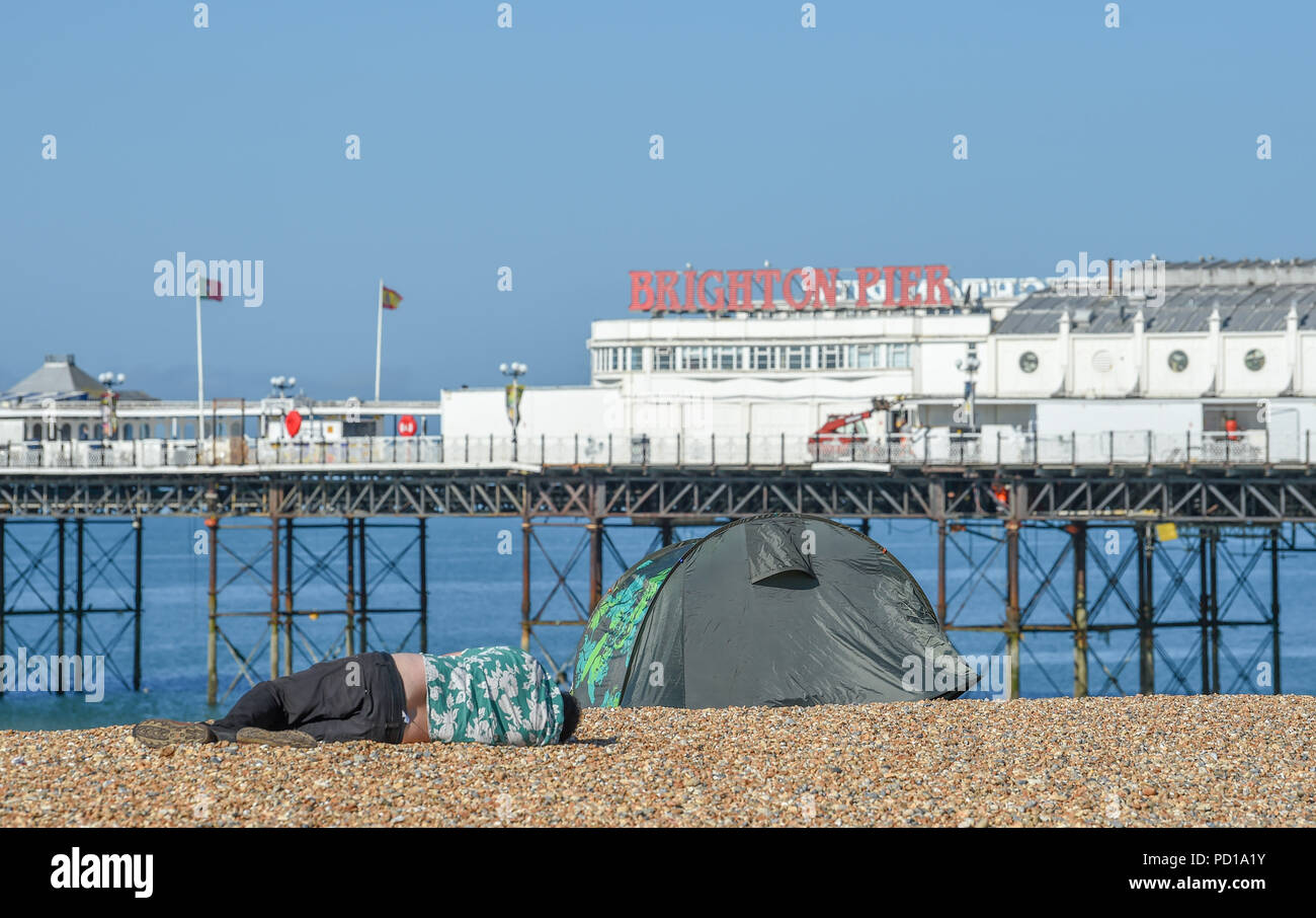 Brighton, Regno Unito. Il 5 agosto 2018. Centinaia di Brighton Pride parte frequentatori del sonno e svegliati tra la spazzatura sulla spiaggia di Brighton la mattina dopo la parata annuale . Si stima oltre 250000 persone hanno partecipato alla sfilata e Britney Spears concerto del sabato ma ha lottato per arrivare a casa perché la stazione ferroviaria ha dovuto essere chiuso per motivi di sicurezza dovuti ai numeri cercando di prendere i treni . Fotografia scattata da Simon Dack Credito: Simon Dack/Alamy Live News Foto Stock