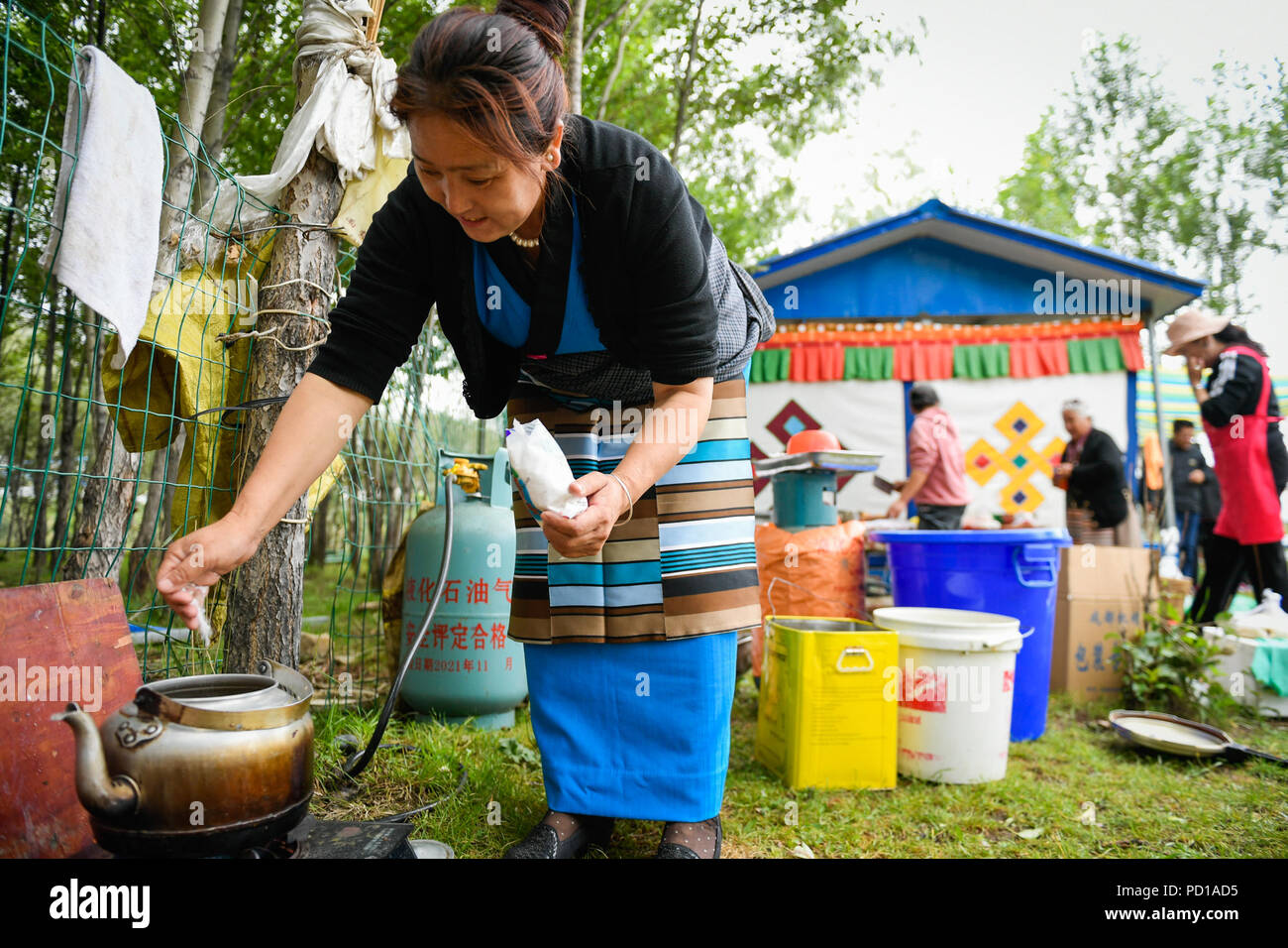 Lhasa, in Tibet. Il 5 agosto 2018. Gli abitanti godono di 'lingka' nella periferia di Lhasa, la capitale del sud-ovest della Cina di regione autonoma del Tibet, e il Agosto 4, 2018. "Lingka' significa tempo libero nei boschi. A Lhasa, le persone seguono una tradizione di trascorrere "Lingka " durante il quale le persone camp fuori e hanno picnic nei parchi o quartieri. Essi sempre portare cibo locale come il burro tè, croccanti dolci fritti, carne secca, dolci e frutta con loro in un prato nelle vicinanze di trascorrere il 'lingka' con i loro familiari e amici. "Lingka' di solito inizia dai primi di maggio e va in apice al Festival Shoton che cade Foto Stock