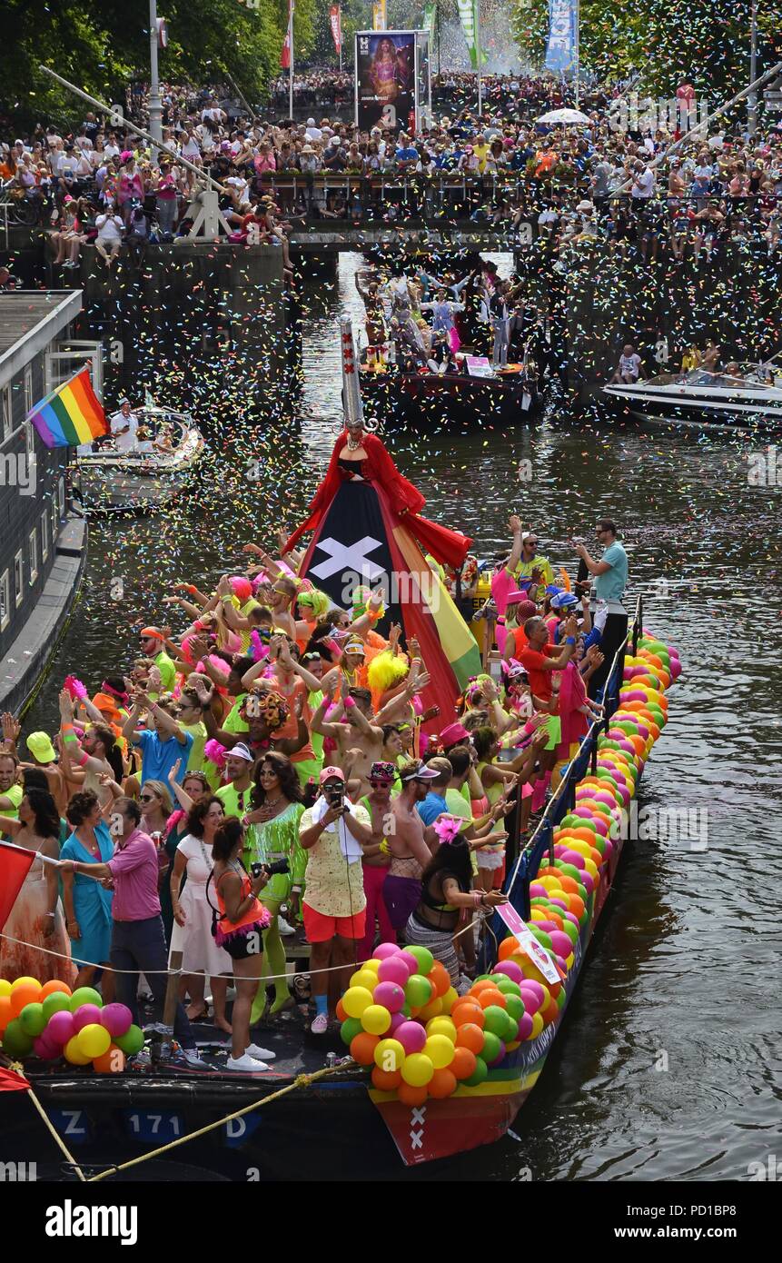 Amsterdam, Paesi Bassi - 4 Agosto 2018: Il A.S.V. Gay-barca sul canale Prinsengracht al momento dell'orgoglio sfilata di barche tra gli spettatori Credito: Adam Fotografia Szuly/Alamy Live News Foto Stock