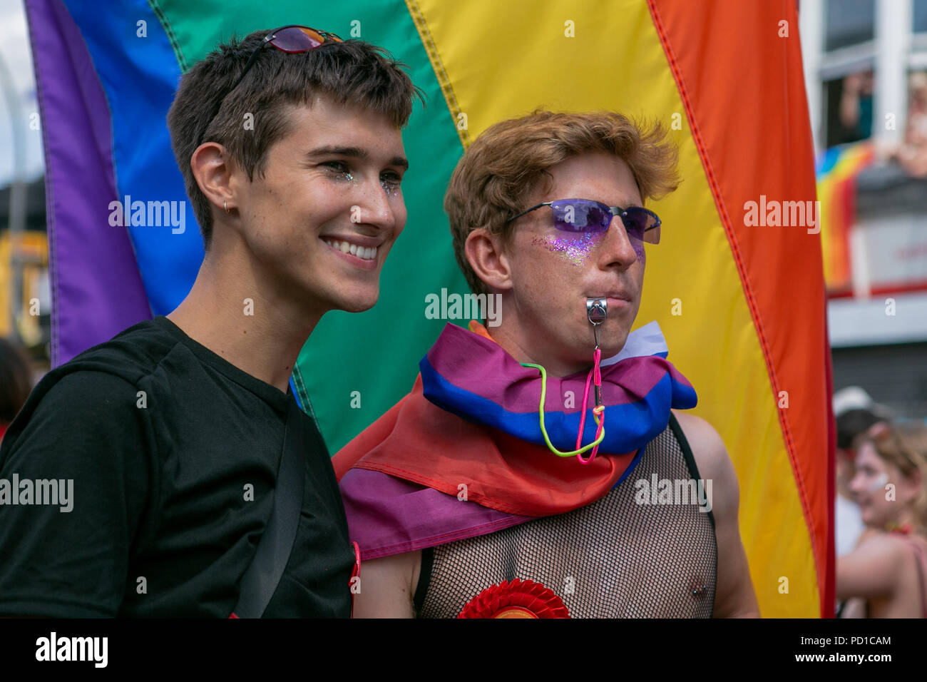 Brighton, Regno Unito. Il 4 agosto 2018. La Comunità Pride Parade fanno la loro strada dal lungomare a Preston Park, durante l annuale di Brighton e Hove Pride evento. Il 4° agosto 2018. In Preston Park, attivista LGBT Peter Tatchell ha tenuto un discorso in relazione all'evento e diversi artisti tra i quali Pixie Lott, eseguita sul palco principale in Preston Park Credit: Matt Duckett/IMAGESLIVE/ZUMA filo/Alamy Live News Foto Stock