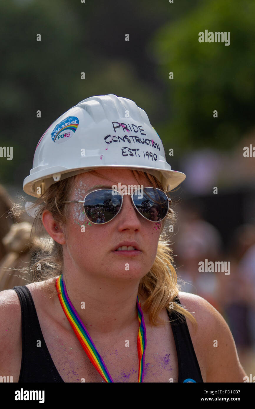 Brighton, Regno Unito. Il 4 agosto 2018. La Comunità Pride Parade fanno la loro strada dal lungomare a Preston Park, durante l annuale di Brighton e Hove Pride evento. Il 4° agosto 2018. In Preston Park, attivista LGBT Peter Tatchell ha tenuto un discorso in relazione all'evento e diversi artisti tra i quali Pixie Lott, eseguita sul palco principale in Preston Park Credit: Matt Duckett/IMAGESLIVE/ZUMA filo/Alamy Live News Foto Stock