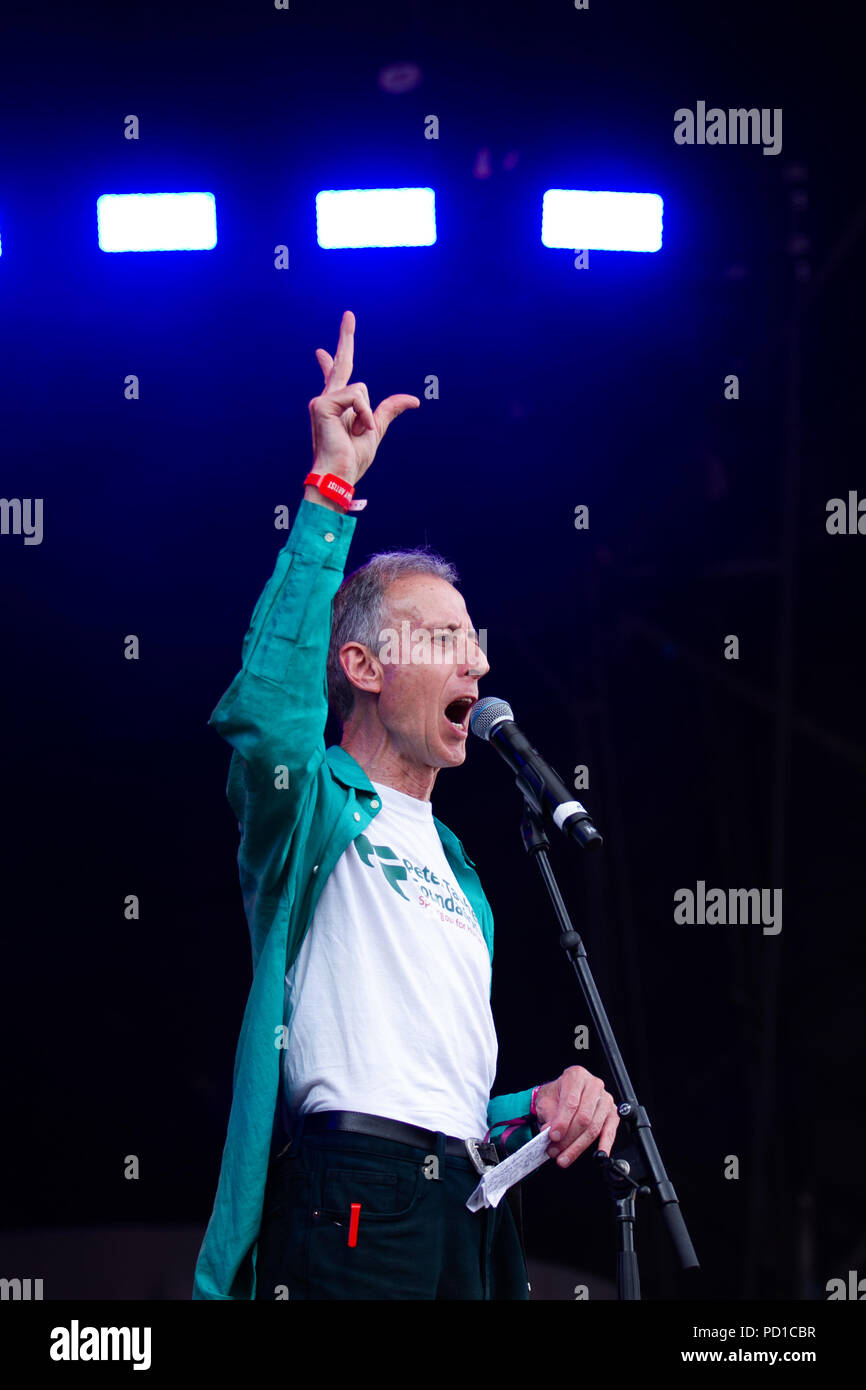 Brighton, Regno Unito. Il 4 agosto 2018. La Comunità Pride Parade fanno la loro strada dal lungomare a Preston Park, durante l annuale di Brighton e Hove Pride evento. Il 4° agosto 2018. In Preston Park, attivista LGBT Peter Tatchell ha tenuto un discorso in relazione all'evento e diversi artisti tra i quali Pixie Lott, eseguita sul palco principale in Preston Park Credit: Matt Duckett/IMAGESLIVE/ZUMA filo/Alamy Live News Foto Stock