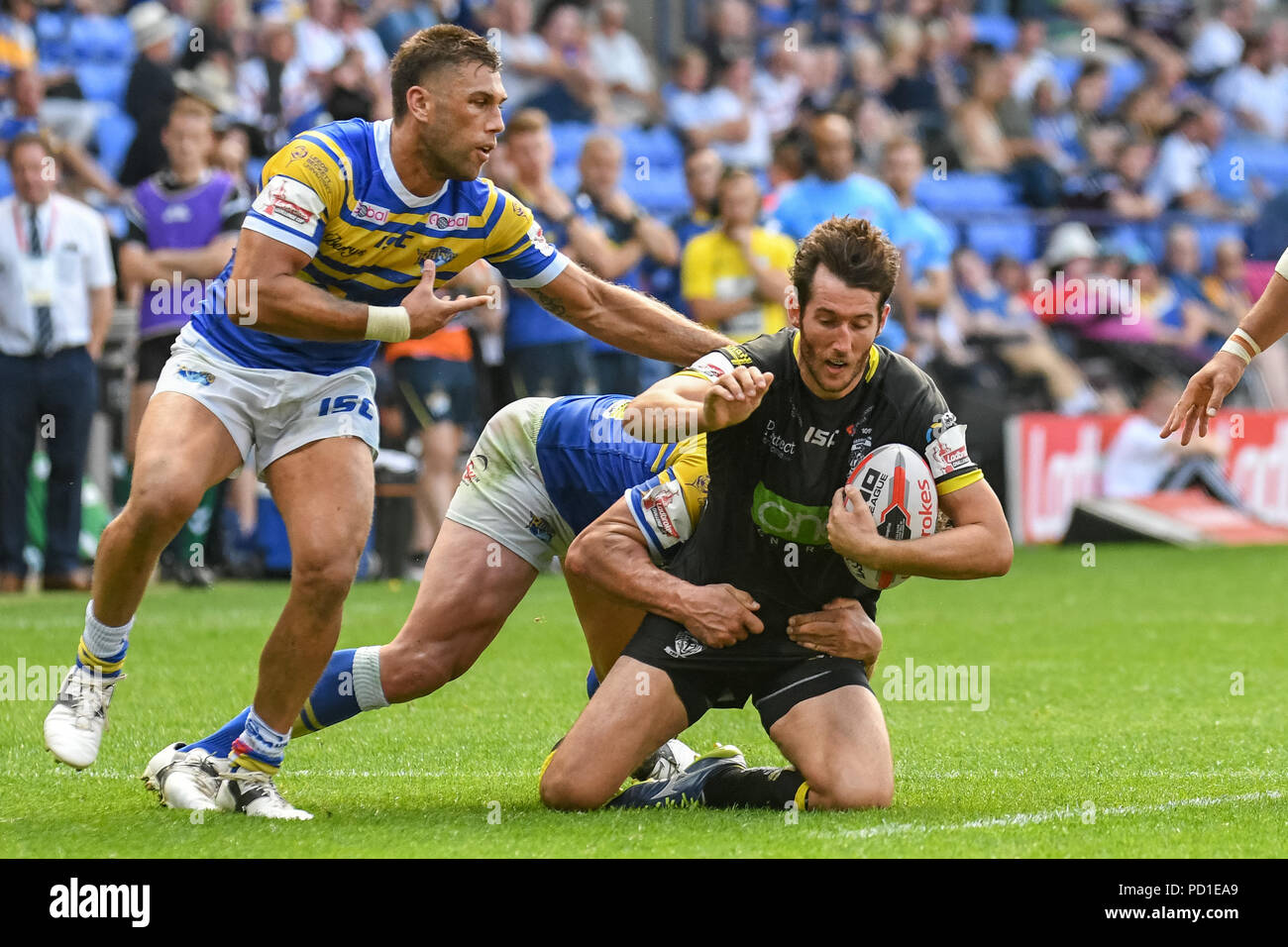 Bolton, Regno Unito. Il 5 agosto il Regno Unito. Ladbrokes Challenge Cup Semi-Final, Warrington lupi v Leeds rinoceronti; Stefan Ratchford di Warrington Lupi è affrontato Credito: News immagini /Alamy Live News Foto Stock