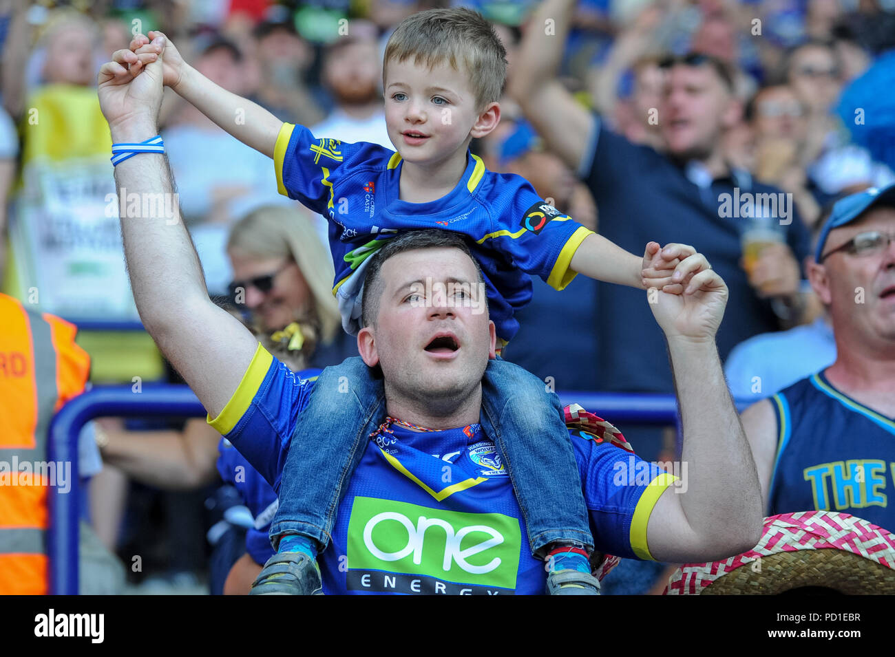 Bolton, Regno Unito. Il 5 agosto il Regno Unito. Ladbrokes Challenge Cup Semi-Final, Warrington lupi v Leeds rinoceronti; Warrington ventole celebrare i loro lati provare a credito: News immagini /Alamy Live News Foto Stock