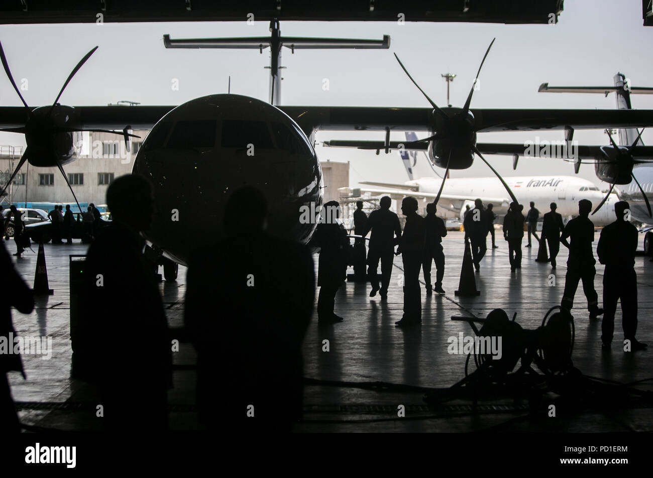 Tehran, Iran. 5 Ago, 2018. La gente guarda ATR 72-600 aerei per il trasporto passeggeri in aeroporto di Mehrabad a Teheran, Iran, il 5 agosto 2018. L'italo-francese del costruttore di aeromobili ATR consegnato cinque più turboprops all'Iran di domenica, ufficiale IRNA news agency ha riferito. L'ATR 72-600 aerei per il trasporto passeggeri sbarcati a Teheran di Mehrabad international airport di domenica mattina, un giorno prima che gli Stati Uniti ristabiliti il primo round di sanzioni contro l'Iran. Credito: Ahmad Halabisaz/Xinhua/Alamy Live News Foto Stock