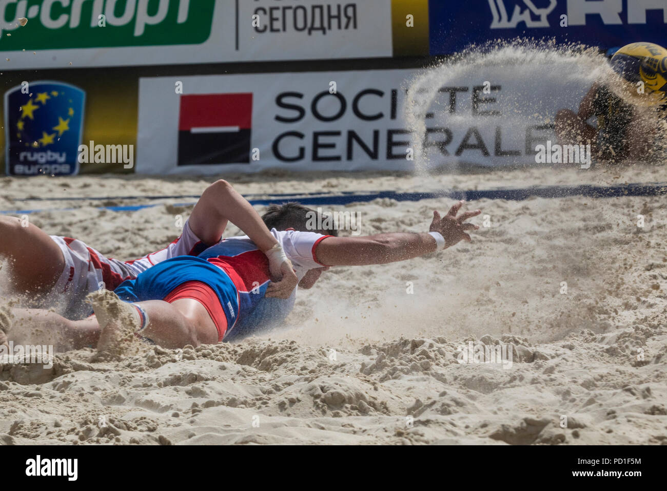 Mosca, Russia. 5 Ago, 2018. Lettore russo e un giocatore Croato durante un europeo Beach campionato di rugby match tra le donne del team nazionali di Russia e Croazia Foto Stock