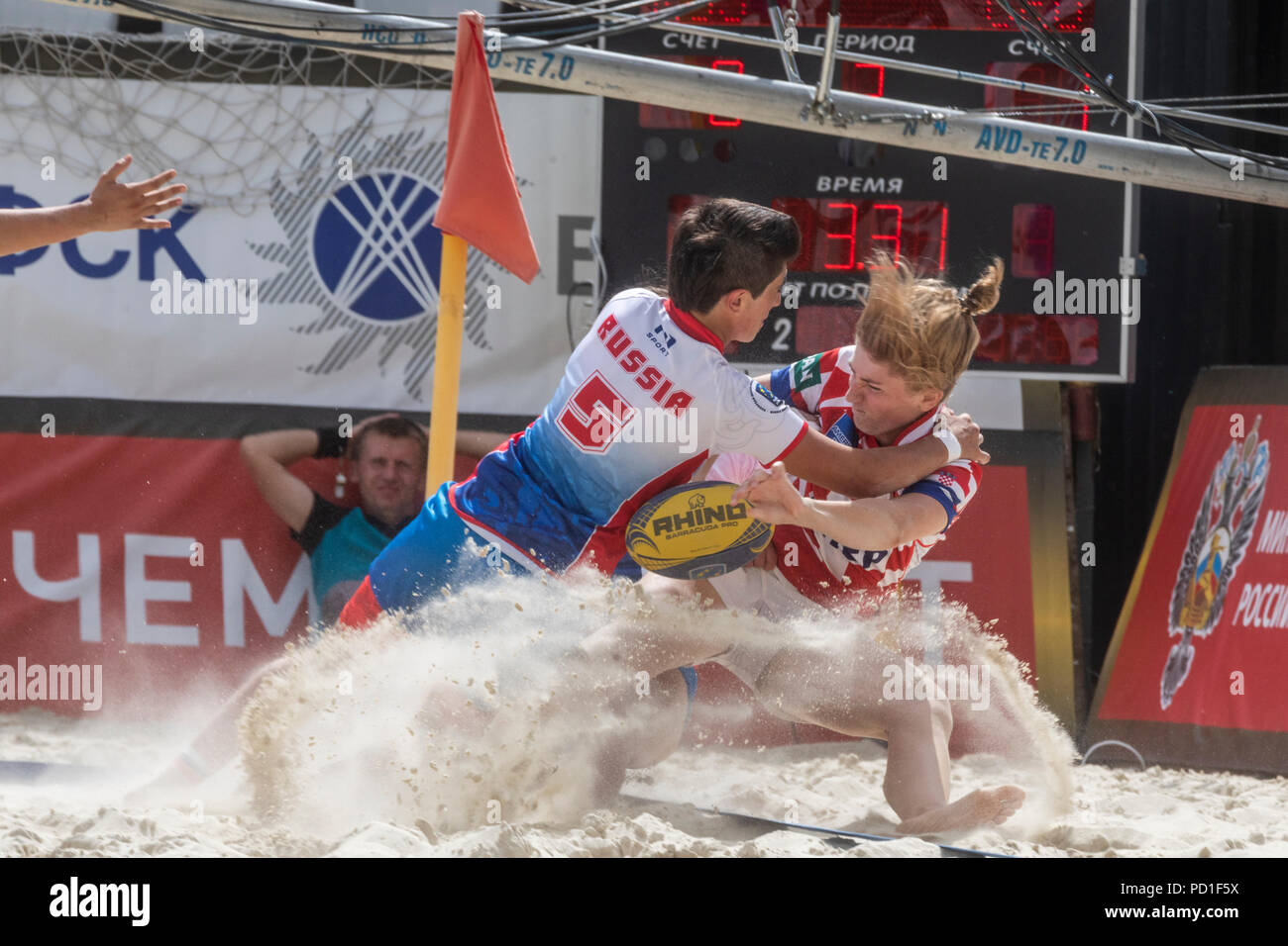 Mosca, Russia. 5 Ago, 2018. Lettore russo e un giocatore Croato durante un europeo Beach campionato di rugby match tra le donne del team nazionali di Russia e Croazia Foto Stock