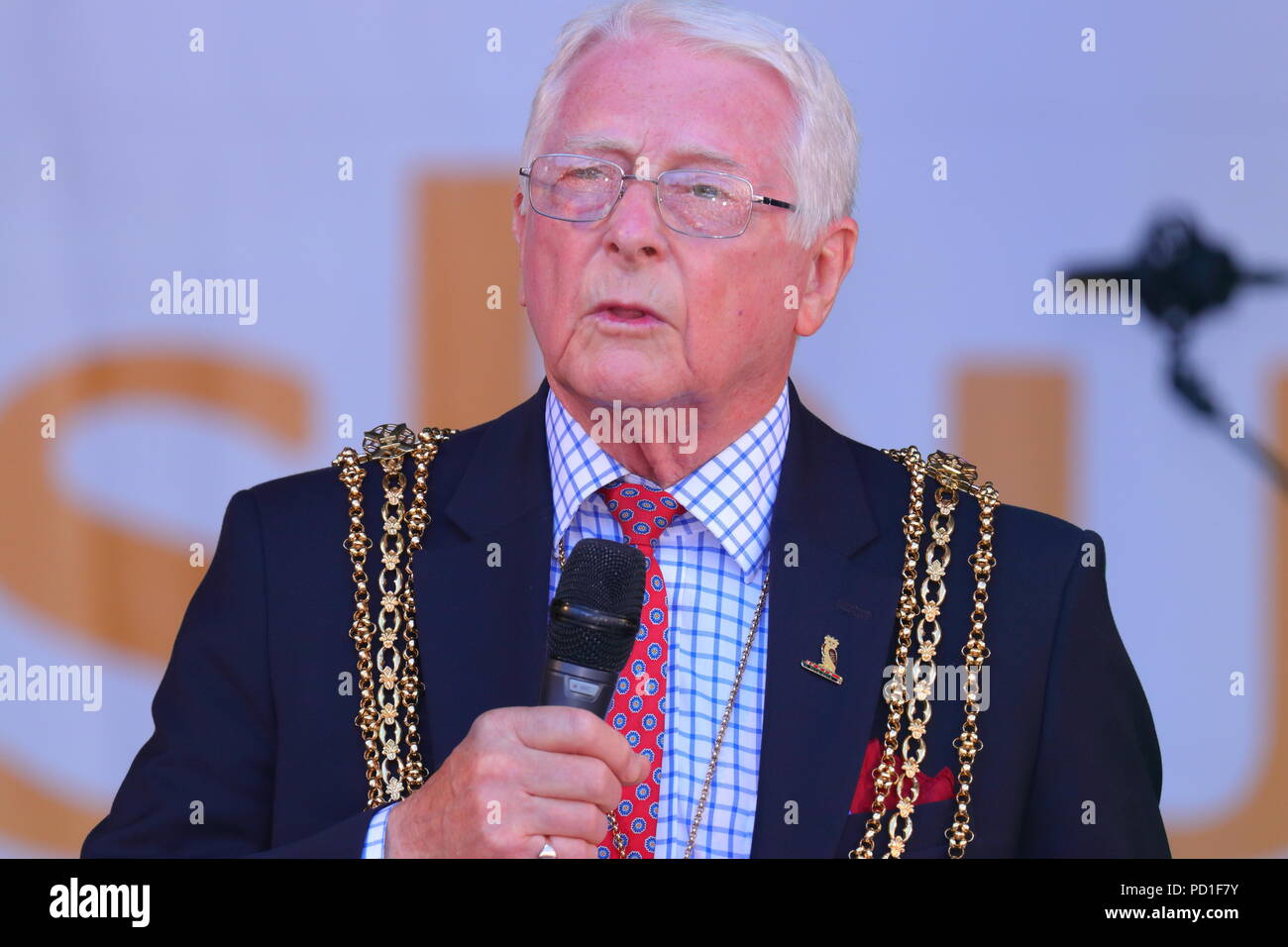 Sindaco di Leeds Cllr Graham Latty dando un discorso a Leeds LGBT Pride evento sul Millennium Square Foto Stock