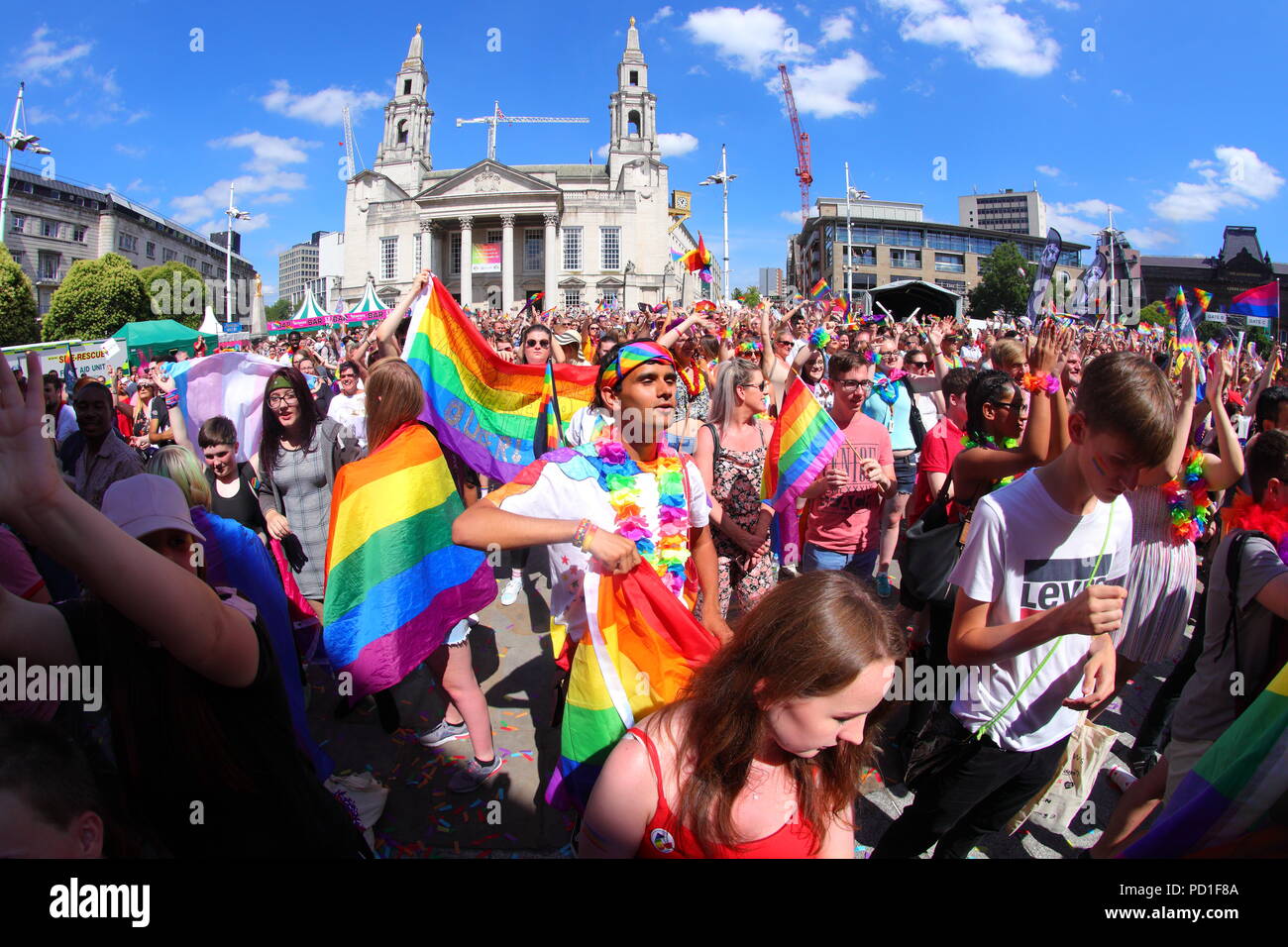 La folla si riuniranno presso Millennium Square di fronte a Leeds Sala Civica durante il Leeds LGBT Pride Evento nel centro della citta'. Foto Stock