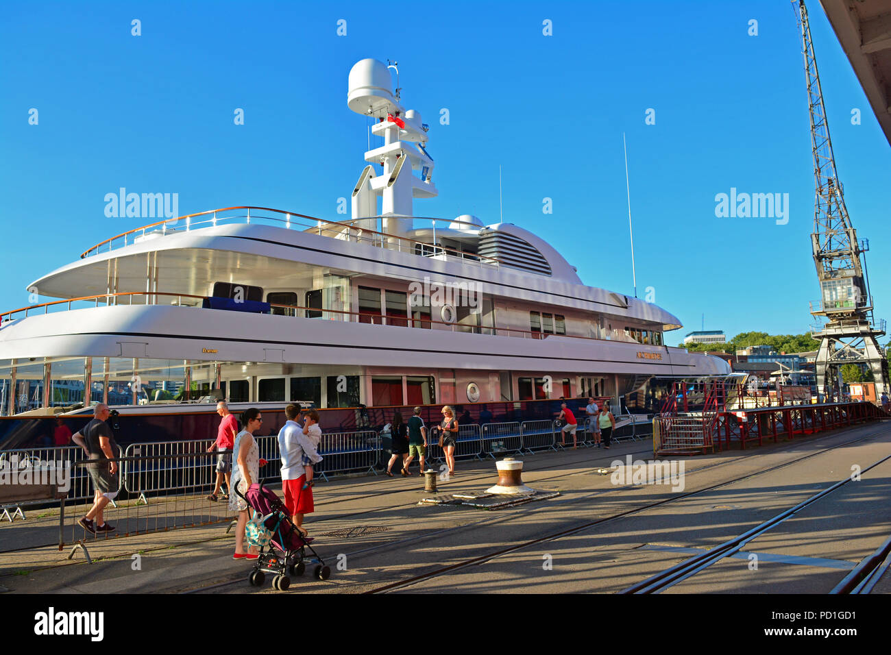 Bristol, Regno Unito. Il 5 agosto 2018. In un pomeriggio caldo passerby in Bristol City Docks furono sorpresi quando Archimede un super yacht ormeggiati lungo il lato della M-Shed direttamente di fronte la LLoyds anfiteatro nel pomeriggio di domenica 5 agosto. I super yacht è pensato per essere di proprietà di un miliardario statunitense James Jim Simons. L'Archimede è pensato per essere un valore di circa £ 75 milioni. Battenti bandiera delle Bermuda e i suoi 68 metri di lunghezza e trasporta un equipaggio di 18 facendo ricerca scientifica. Robert Timoney/Alamy/Live/News Foto Stock