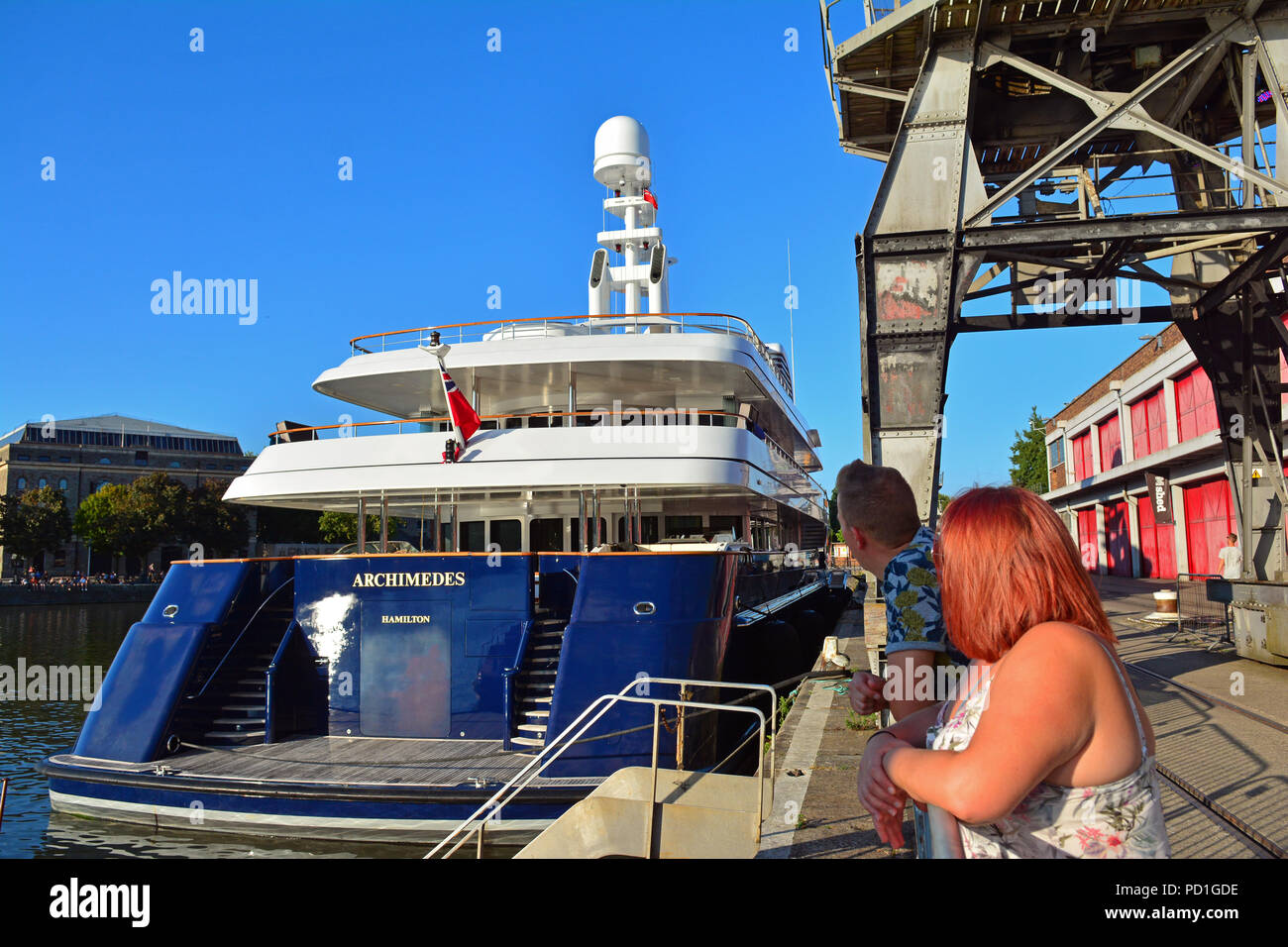 Bristol, Regno Unito. Il 5 agosto 2018. In un pomeriggio caldo passerby in Bristol City Docks furono sorpresi quando Archimede un super yacht ormeggiati lungo il lato della M-Shed direttamente di fronte la LLoyds anfiteatro nel pomeriggio di domenica 5 agosto. I super yacht è pensato per essere di proprietà di un miliardario statunitense James Jim Simons. L'Archimede è pensato per essere un valore di circa £ 75 milioni. Battenti bandiera delle Bermuda e i suoi 68 metri di lunghezza e trasporta un equipaggio di 18 facendo ricerca scientifica. Robert Timoney/Alamy/Live/News Foto Stock