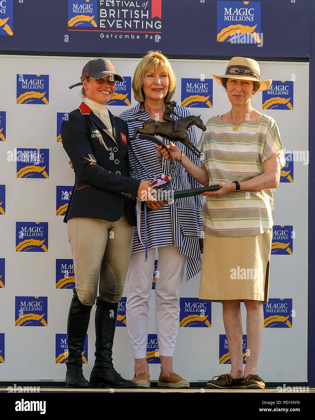 Gatcombe Park Gloucestershire Magic milioni Festival British Eventing..Sua Altezza Reale la Principessa Anna insieme con Magic milioni CEO Katie Page-Harvey presentando runner fino al premio Izzy Taylor per il Magic milioni British Open Championships 2018. Foto Stock