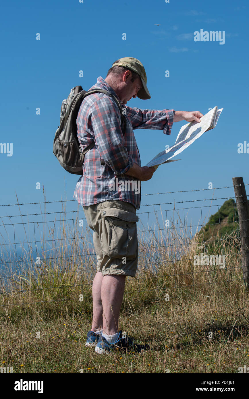 Sidmouth, East Devon, Regno Unito. 5 agosto 2018. Meteo REGNO UNITO: caldo sole e cielo blu in East Devon. Un viandante consulta la sua mappa come egli gode di una splendida campagna e paesaggi costieri lungo la costa sud occidentale il percorso nei pressi di Sidmouth in una calda e soleggiata giornata. Credito: Celia McMahon/Alamy Live News Foto Stock