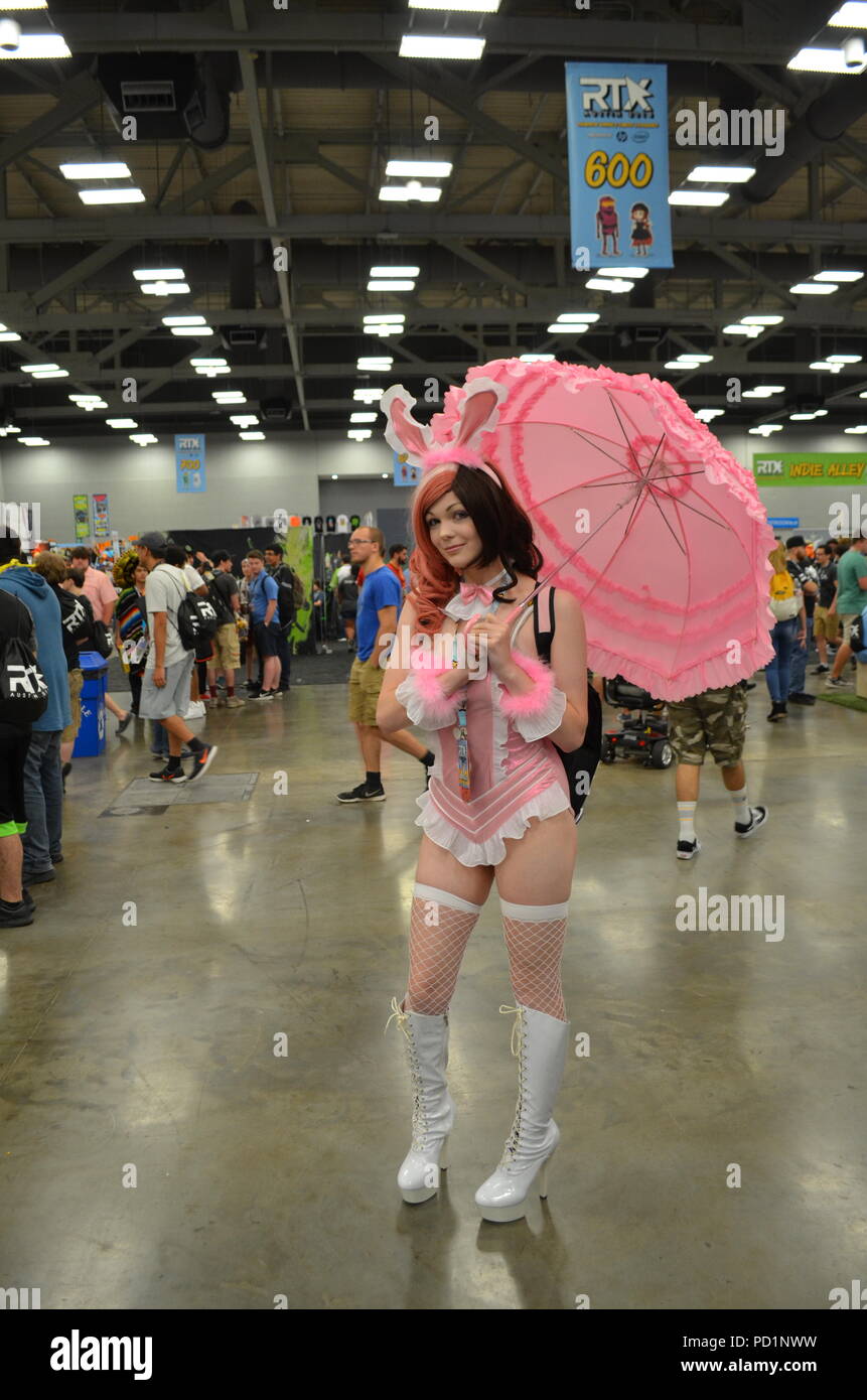 Austin, Texas, Stati Uniti d'America - Professional cosplayer, Lexi, come Neo Ruby da RWBY. Decine di migliaia di tifosi si riuniscono per RTX Austin, un gioco annuale e convenzioni di Internet creato dai denti di gallo tenutasi ad Austin, in Texas, Sydney, in Australia e a Londra, Inghilterra. Da 500 persone nel 2011, RTX è cresciuto a 62.000 persone nel 2017. RTX ha guadagnato l'attenzione per la sua celebrazione la convergenza di gioco e la cultura di Internet. Foto Stock