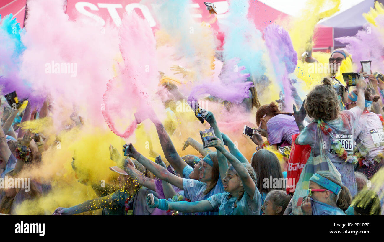 Il Colour Run, noto anche come il più felice 5k sul pianeta Foto Stock