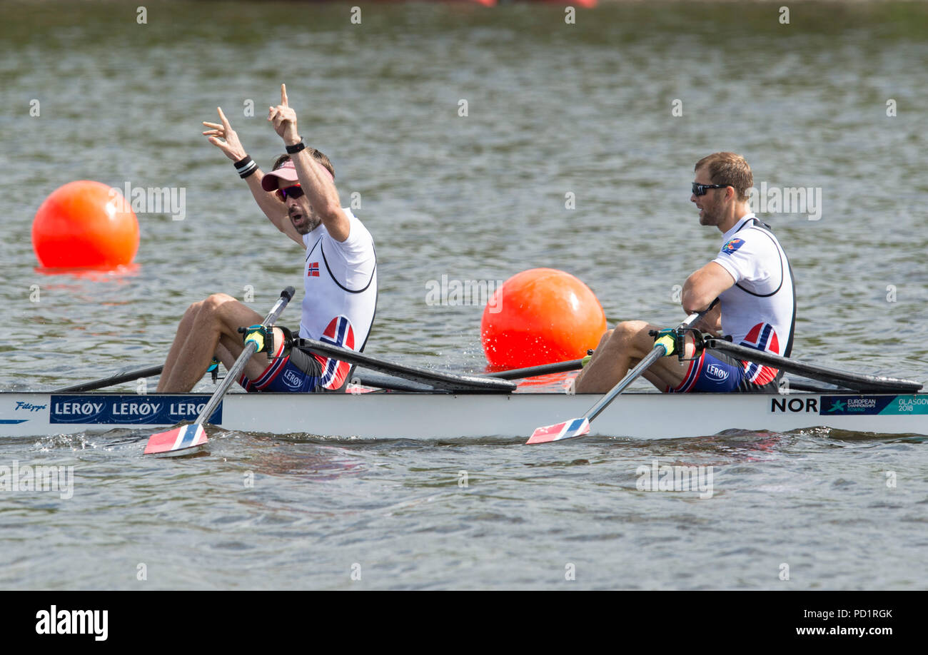 Uomini Peso leggero di Double skiff finale della Norvegia sono Strandli e Kristoffer Brun celebrare come si incrociano la linea del traguardo per vincere la medaglia d'oro durante il giorno quattro del 2018 Campionati Europei a Strathclyde Country Park, North Lanarkshire. Foto Stock