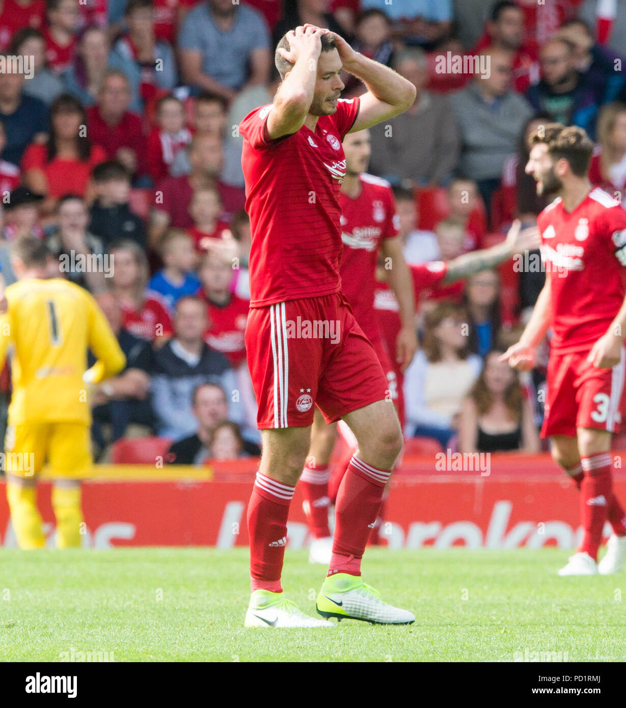 Il rifiuto di Andrew Considine di Aberdeen durante la partita della Scottish Ladbrokes Premiership allo stadio Pittodrie di Aberdeen. PREMERE ASSOCIAZIONE foto. Data immagine: Domenica 5 agosto 2018. Vedi PA storia CALCIO Aberdeen. Il credito fotografico dovrebbe essere: Jeff Holmes/PA Wire. Foto Stock