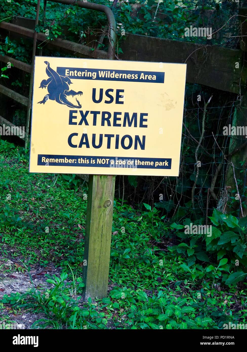 "Entrando wilderness area: Utilizzare estrema cautela" segno, La Chua trail, Paynes Prairie preservare parco statale, Gainesville, Florida, Stati Uniti d'America. Foto Stock