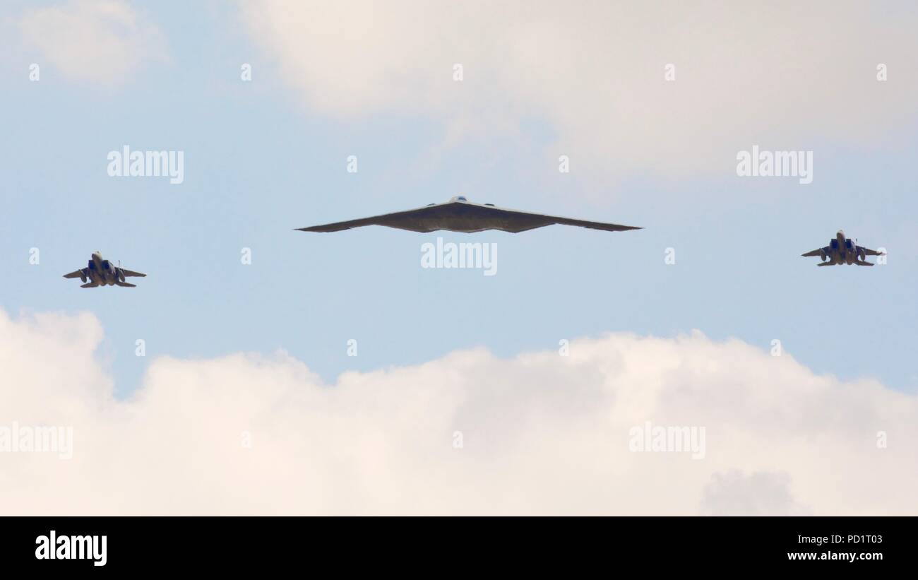 Northrop Grumman B-2 Spirit bombardiere Stealth scortato da 2 McDonnell Douglas F-15 jet fighter eseguendo un flypast a RIAT 2018 Foto Stock