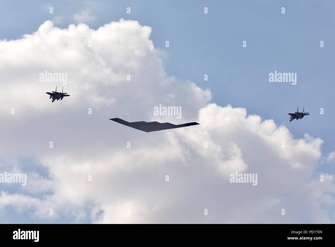 Northrop Grumman B-2 Spirit bombardiere Stealth scortato da 2 McDonnell Douglas F-15 jet fighter eseguendo un flypast a RIAT 2018 Foto Stock