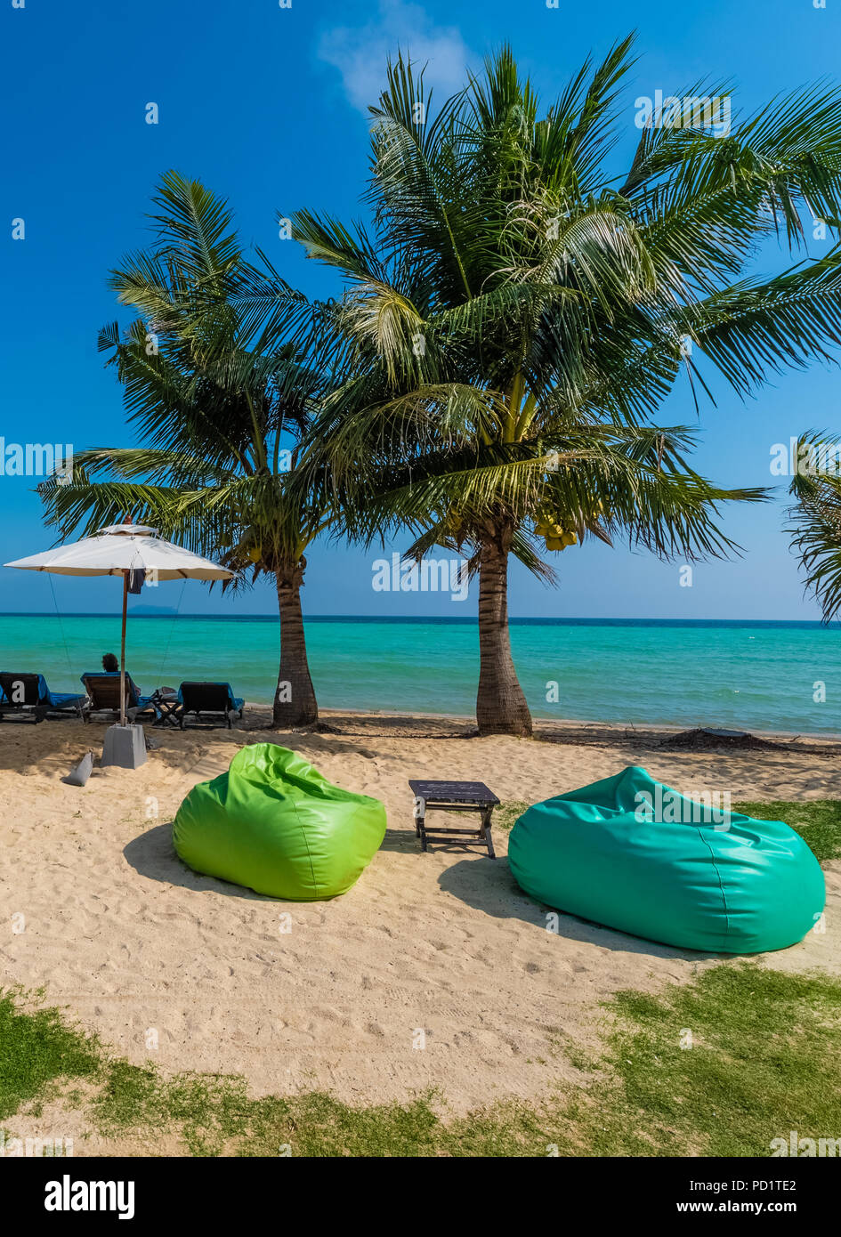 Le palme e le sedi sulla spiaggia esotica della Thailandia in vacanza estiva Foto Stock