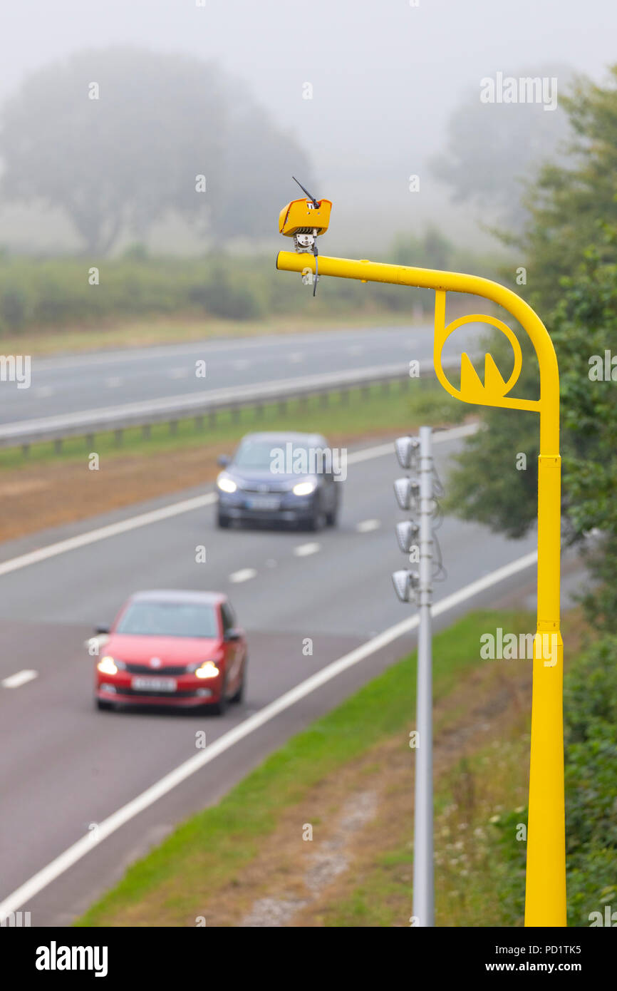 Driver passando sotto un vivacemente colorato di giallo velocità media fotocamera trappola lungo la A55 vicino Rhuallt Hill, Denbighshire Foto Stock