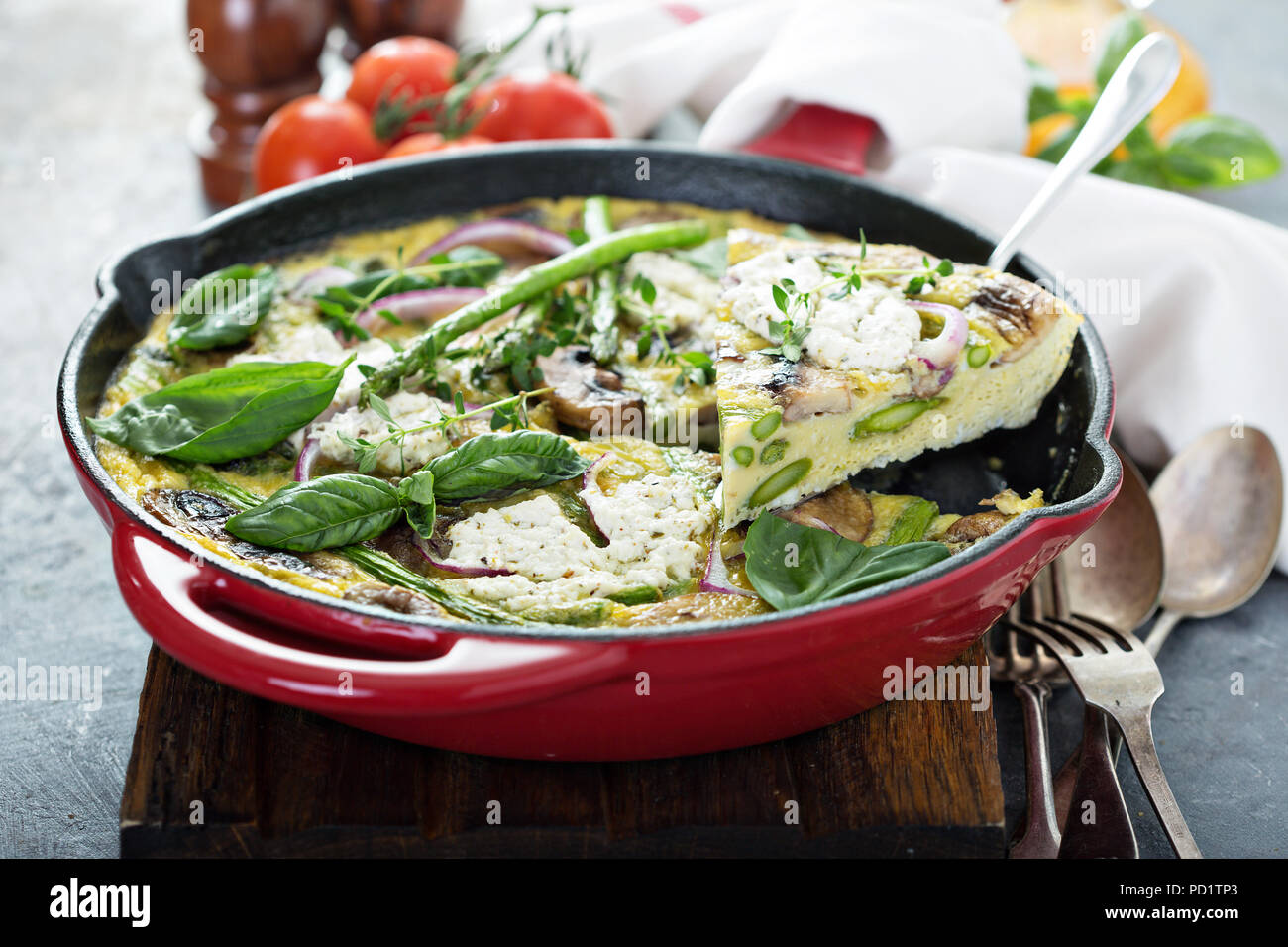 Asparagi, funghi e formaggio di capra frittata Foto Stock