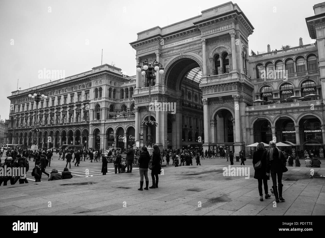 L'ingresso della Galleria Vittorio Emanuele a Milano, girato in bianco e nero Foto Stock