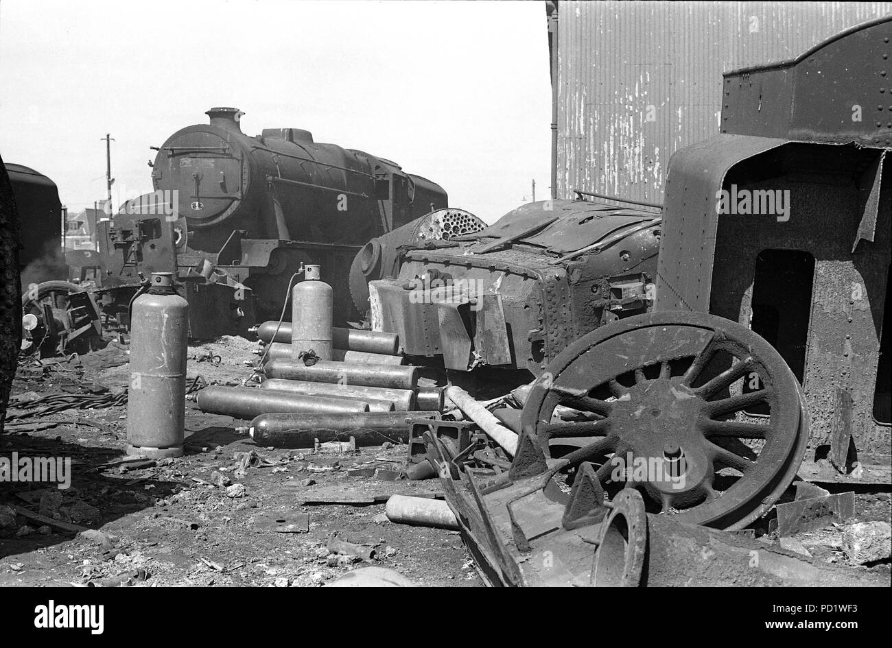 British ridondante Locomotivess vapore in fase di demolizione a Buttigiegs cantiere in Newport, Monmouthshire, con un 8F nella Classe loco in attesa il suo turno. 22/08/1968 Foto Stock