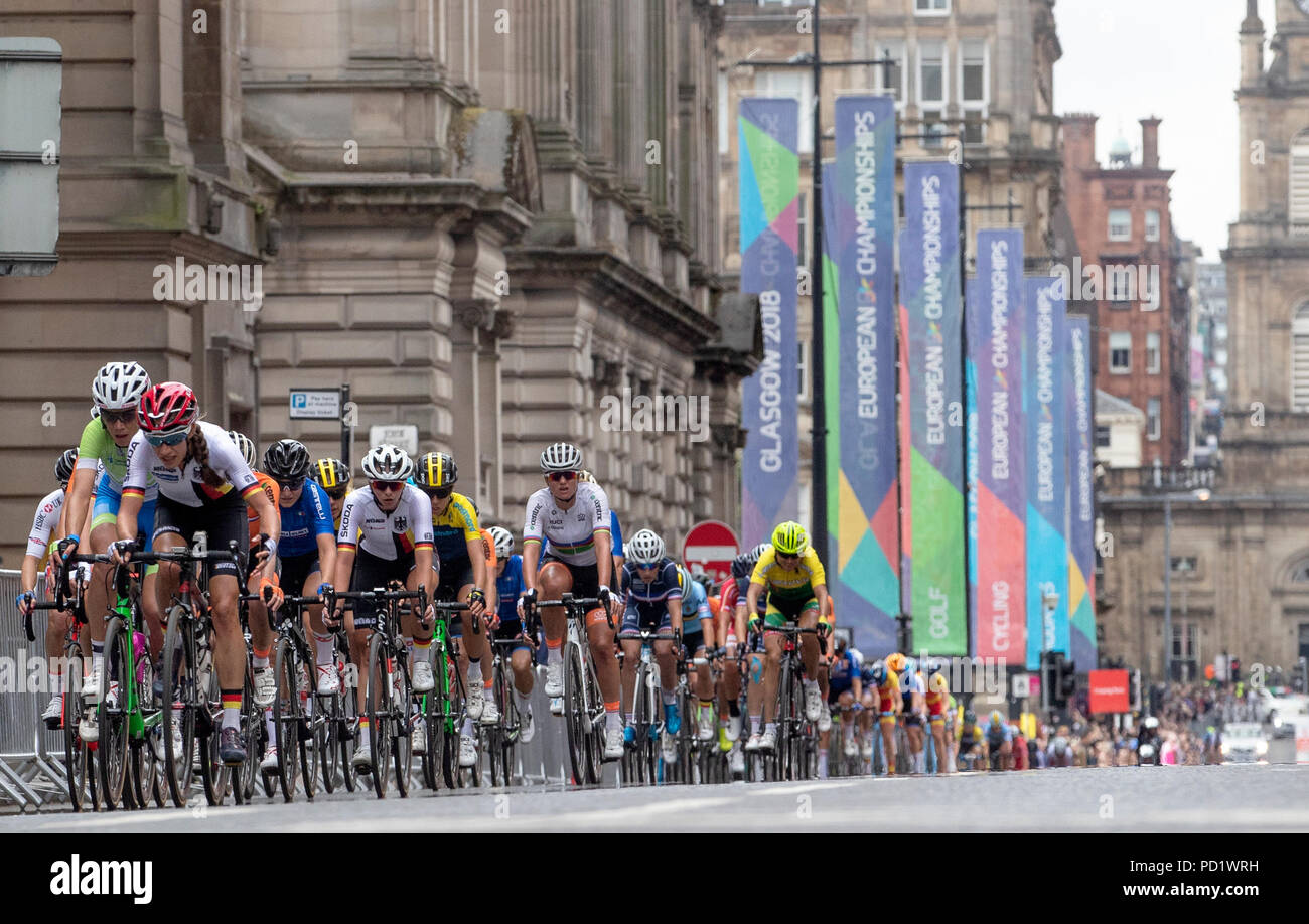 Il peloton passa attraverso il centro della città di Glasgow della Womens 130km di corsa su strada durante il giorno quattro del 2018 Campionati Europei presso la Glasgow Ciclismo Road Race Course. Foto Stock