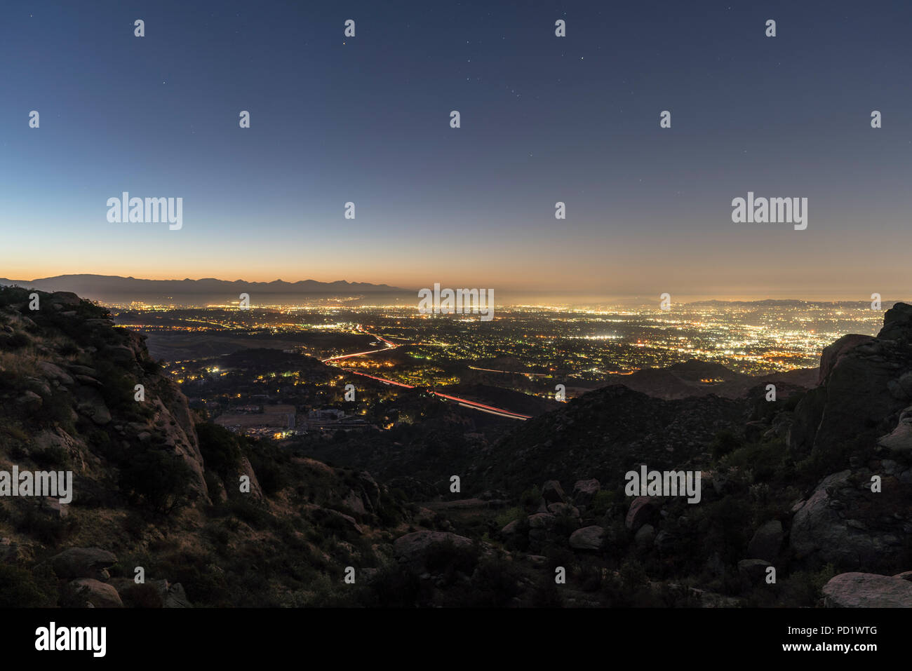 Los Angeles California predawn San Fernando Valley View. Girato dal picco roccioso parco vicino Simi Valley. Foto Stock