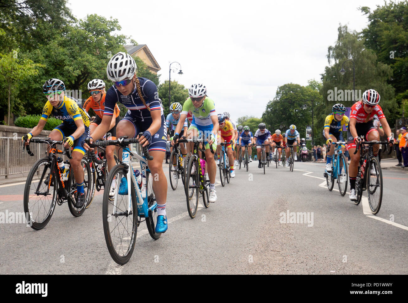 Il peloton passa attraverso il centro della città di Glasgow della Womens 130km di corsa su strada durante il giorno quattro del 2018 Campionati Europei presso la Glasgow Ciclismo Road Race Course. Foto Stock